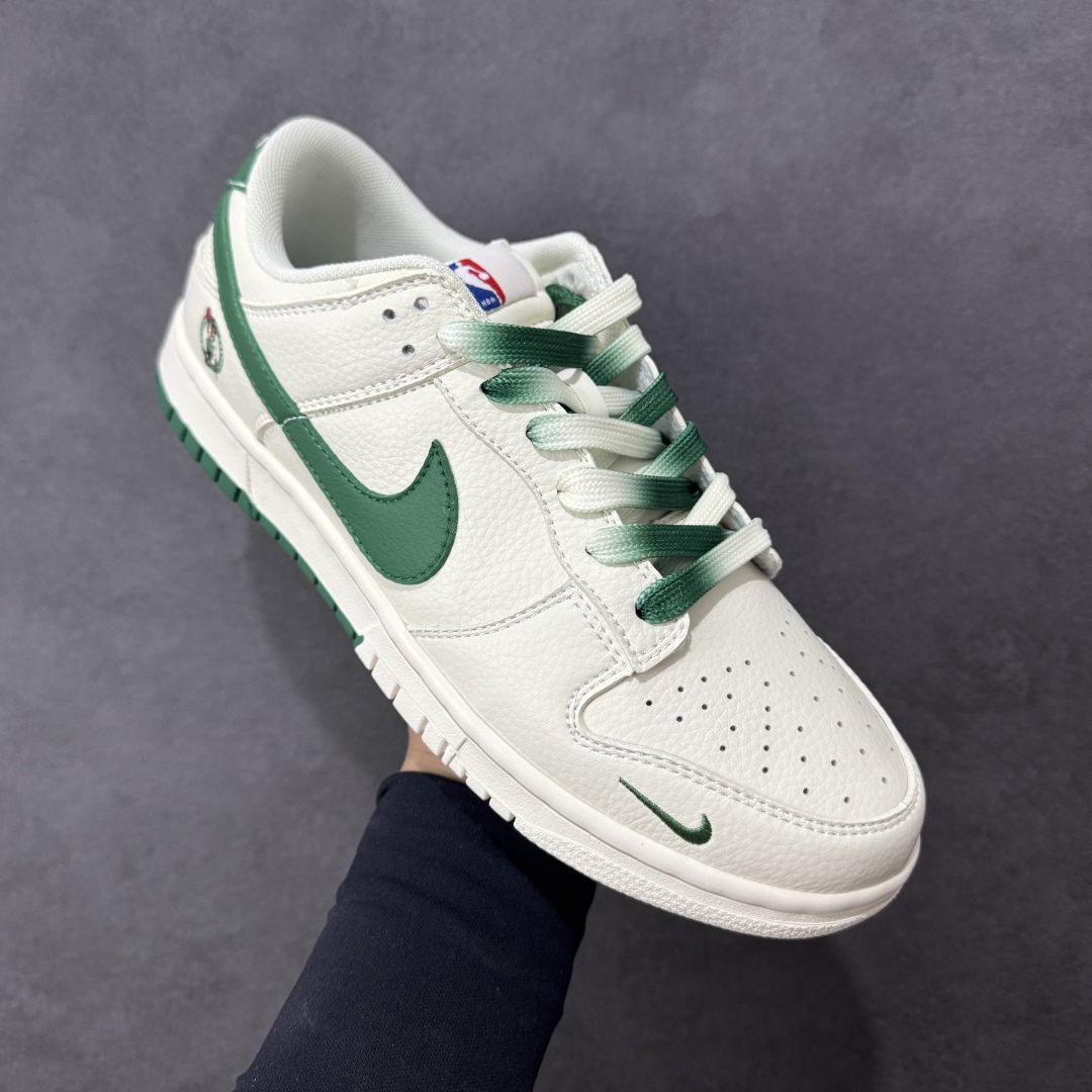 图片[3]-【定制版】Boston Celtics x Nike Dunk SB Low NBA波士顿凯尔特人队 x 耐克 SB 低帮 白绿色 鞋身整体以米白色打造，搭配米白色框架覆盖层，使鞋款十分百搭，鞋身两侧Swoosh Logo采用绿色点缀，后跟装饰辅以绿色制作，鞋舌是网眼布材料，增强了透气性，鞋舌上以NBA Logo呈现，鞋头处迷你Swoosh Logo以绿色点缀，后跟印有凯尔特人队Logo，彰显联名身份；最后以米白色中底搭配白绿双色橡胶外底完善整体设计收尾。 货号：CS1688-106 尺码：36 36.5 37.5 38 38.5 39 40 40.5 41 42 42.5 43 44 44.5 45 编码：HXSB330340-选品中心
