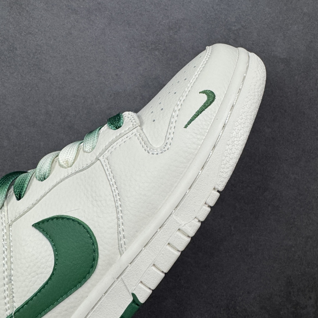 图片[5]-【定制版】Boston Celtics x Nike Dunk SB Low NBA波士顿凯尔特人队 x 耐克 SB 低帮 白绿色 鞋身整体以米白色打造，搭配米白色框架覆盖层，使鞋款十分百搭，鞋身两侧Swoosh Logo采用绿色点缀，后跟装饰辅以绿色制作，鞋舌是网眼布材料，增强了透气性，鞋舌上以NBA Logo呈现，鞋头处迷你Swoosh Logo以绿色点缀，后跟印有凯尔特人队Logo，彰显联名身份；最后以米白色中底搭配白绿双色橡胶外底完善整体设计收尾。 货号：CS1688-106 尺码：36 36.5 37.5 38 38.5 39 40 40.5 41 42 42.5 43 44 44.5 45 编码：HXSB330340-选品中心