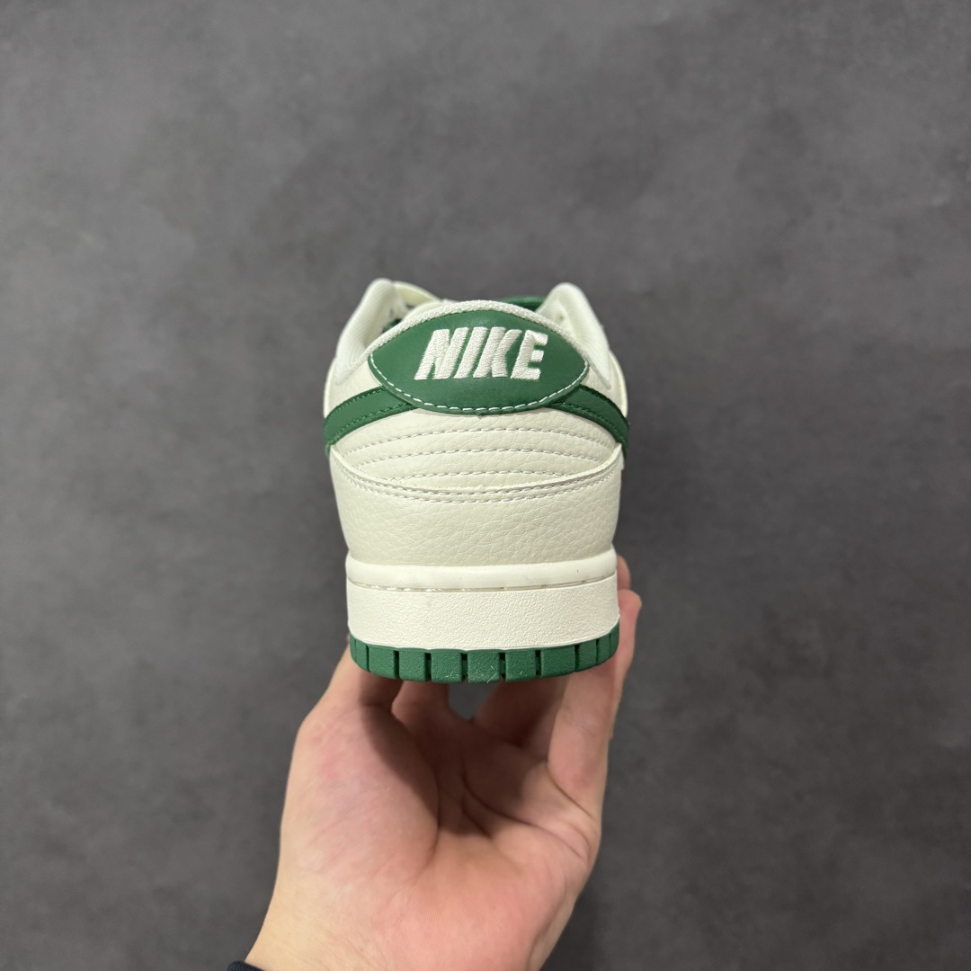 图片[4]-【定制版】Boston Celtics x Nike Dunk SB Low NBA波士顿凯尔特人队 x 耐克 SB 低帮 白绿色 鞋身整体以米白色打造，搭配米白色框架覆盖层，使鞋款十分百搭，鞋身两侧Swoosh Logo采用绿色点缀，后跟装饰辅以绿色制作，鞋舌是网眼布材料，增强了透气性，鞋舌上以NBA Logo呈现，鞋头处迷你Swoosh Logo以绿色点缀，后跟印有凯尔特人队Logo，彰显联名身份；最后以米白色中底搭配白绿双色橡胶外底完善整体设计收尾。 货号：CS1688-106 尺码：36 36.5 37.5 38 38.5 39 40 40.5 41 42 42.5 43 44 44.5 45 编码：HXSB330340-选品中心