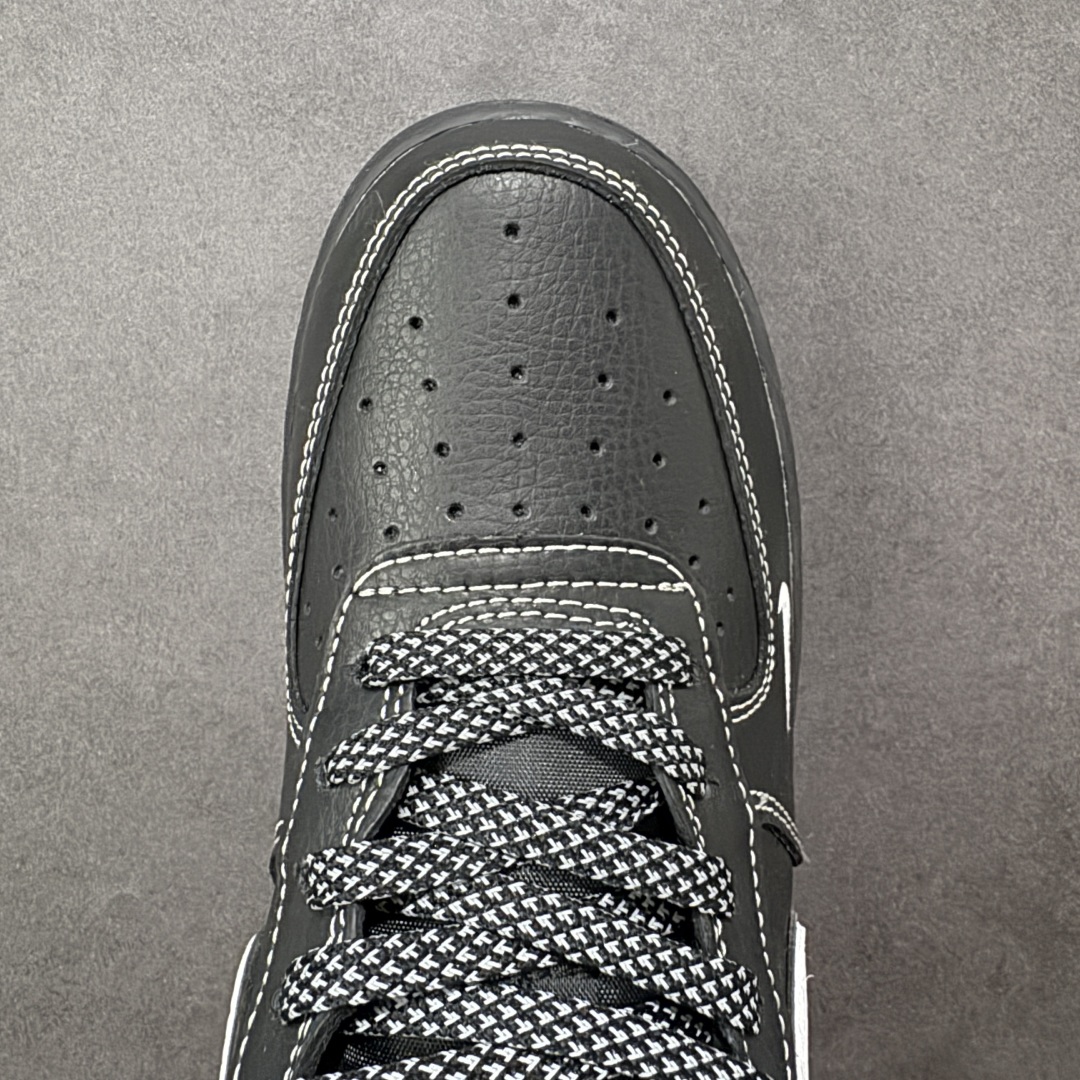 图片[8]-【定制版】Stussy x Nike Air Force 1 Low 斯图西 x 耐克 空军一号 低帮 联名黑白勾 鞋身整体以黑色皮革打造搭配黑色框架覆盖层，设计独特且充满时尚感；鞋身两侧Swoosh Logo采用白色点缀并以镭射进行描边，后跟装饰片使用白色制作，鞋头处迷你Swoosh Logo采用白色妆点，鞋舌上以Stussy字样呈现，后跟Nike Swoosh Logo及Air辅以黑色刺绣打造，后跟侧方绣有Stussy字样，彰显联名身份；最后以黑色中底搭配同色橡胶外底完善整体设计收尾。 货号：DD1982-317 尺码：36 36.5 37.5 38 38.5 39 40 40.5 41 42 42.5 43 44 44.5 45 编码：HXSB310320-选品中心