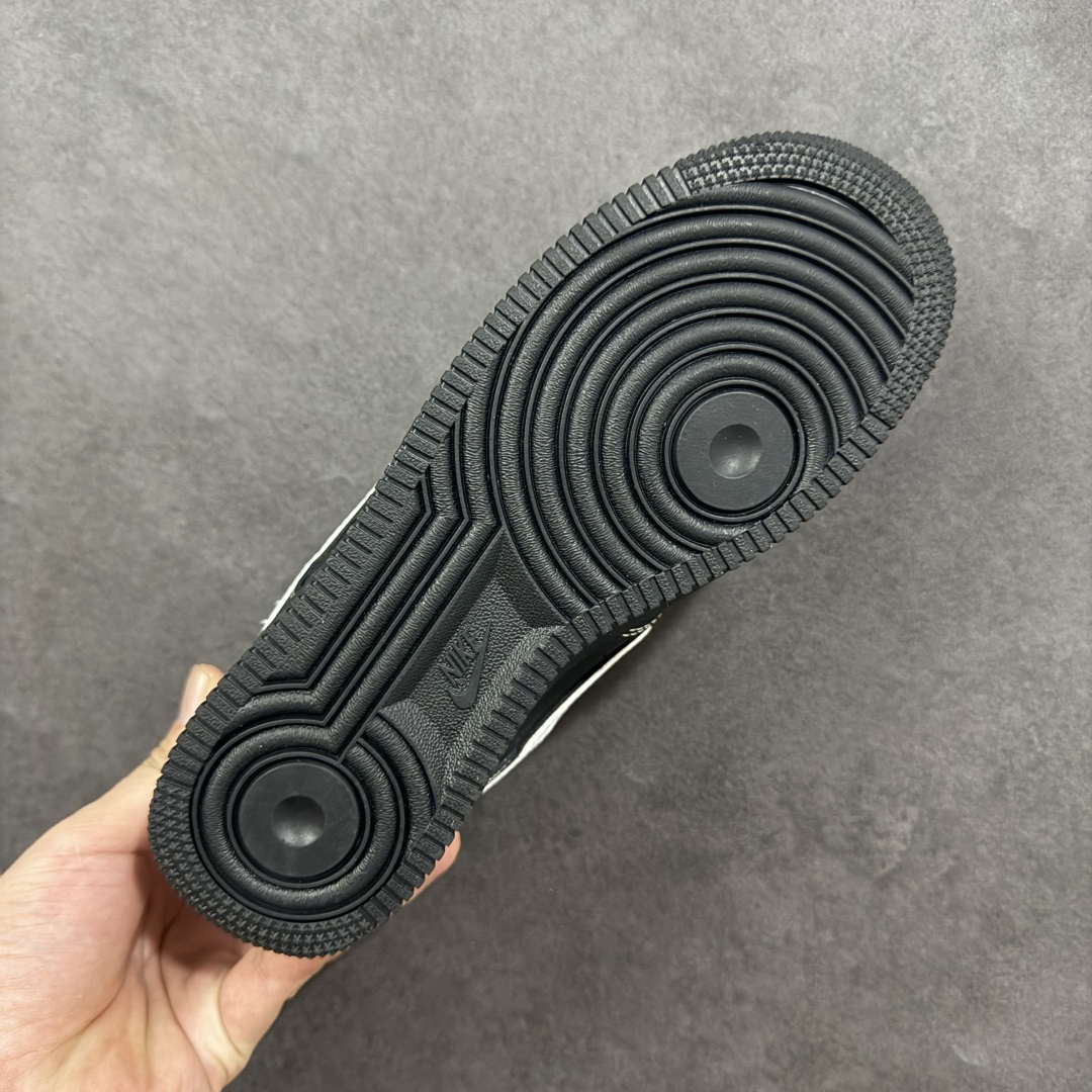 图片[9]-【定制版】Stussy x Nike Air Force 1 Low 斯图西 x 耐克 空军一号 低帮 联名黑白勾 鞋身整体以黑色皮革打造搭配黑色框架覆盖层，设计独特且充满时尚感；鞋身两侧Swoosh Logo采用白色点缀并以镭射进行描边，后跟装饰片使用白色制作，鞋头处迷你Swoosh Logo采用白色妆点，鞋舌上以Stussy字样呈现，后跟Nike Swoosh Logo及Air辅以黑色刺绣打造，后跟侧方绣有Stussy字样，彰显联名身份；最后以黑色中底搭配同色橡胶外底完善整体设计收尾。 货号：DD1982-317 尺码：36 36.5 37.5 38 38.5 39 40 40.5 41 42 42.5 43 44 44.5 45 编码：HXSB310320-选品中心