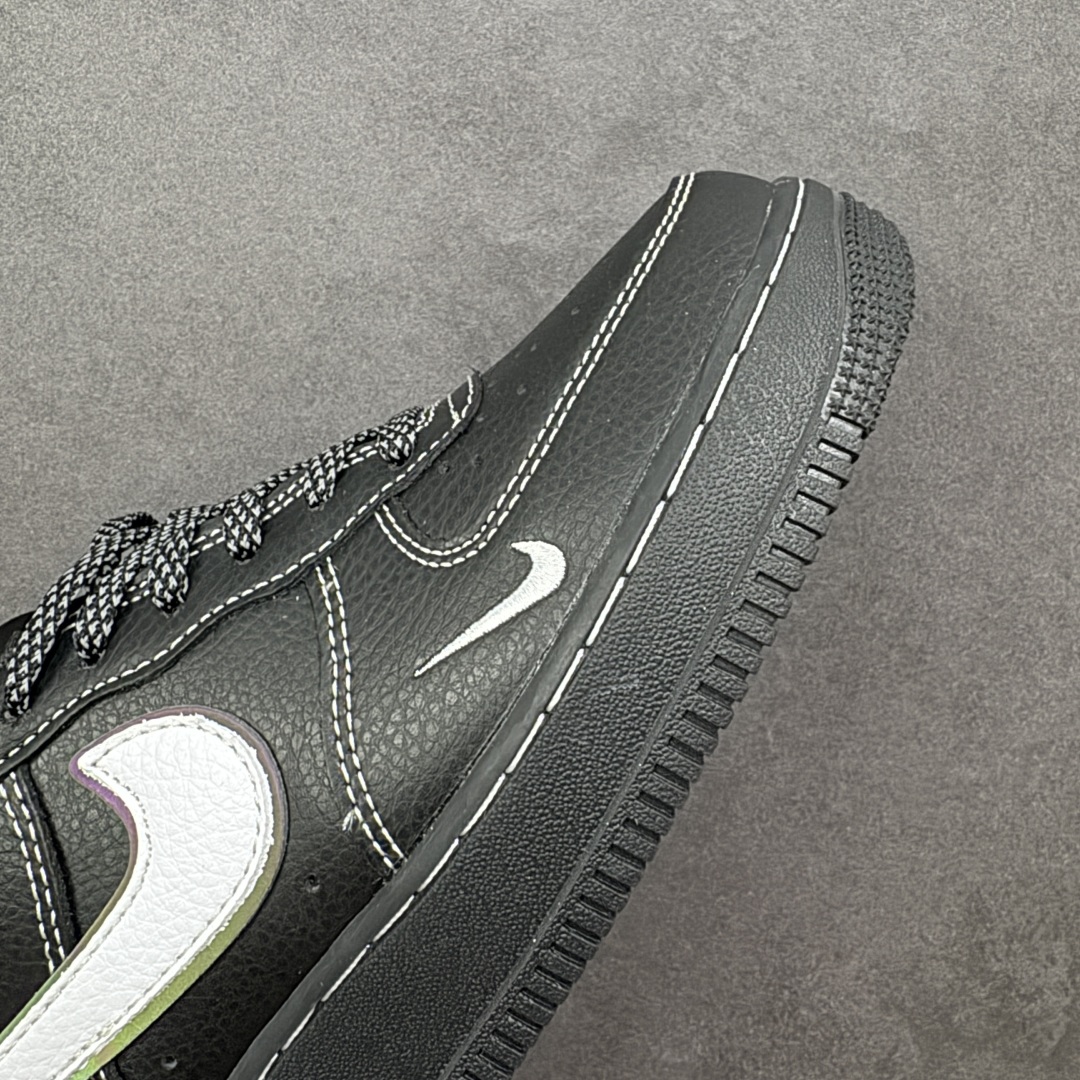 图片[5]-【定制版】Stussy x Nike Air Force 1 Low 斯图西 x 耐克 空军一号 低帮 联名黑白勾 鞋身整体以黑色皮革打造搭配黑色框架覆盖层，设计独特且充满时尚感；鞋身两侧Swoosh Logo采用白色点缀并以镭射进行描边，后跟装饰片使用白色制作，鞋头处迷你Swoosh Logo采用白色妆点，鞋舌上以Stussy字样呈现，后跟Nike Swoosh Logo及Air辅以黑色刺绣打造，后跟侧方绣有Stussy字样，彰显联名身份；最后以黑色中底搭配同色橡胶外底完善整体设计收尾。 货号：DD1982-317 尺码：36 36.5 37.5 38 38.5 39 40 40.5 41 42 42.5 43 44 44.5 45 编码：HXSB310320-选品中心