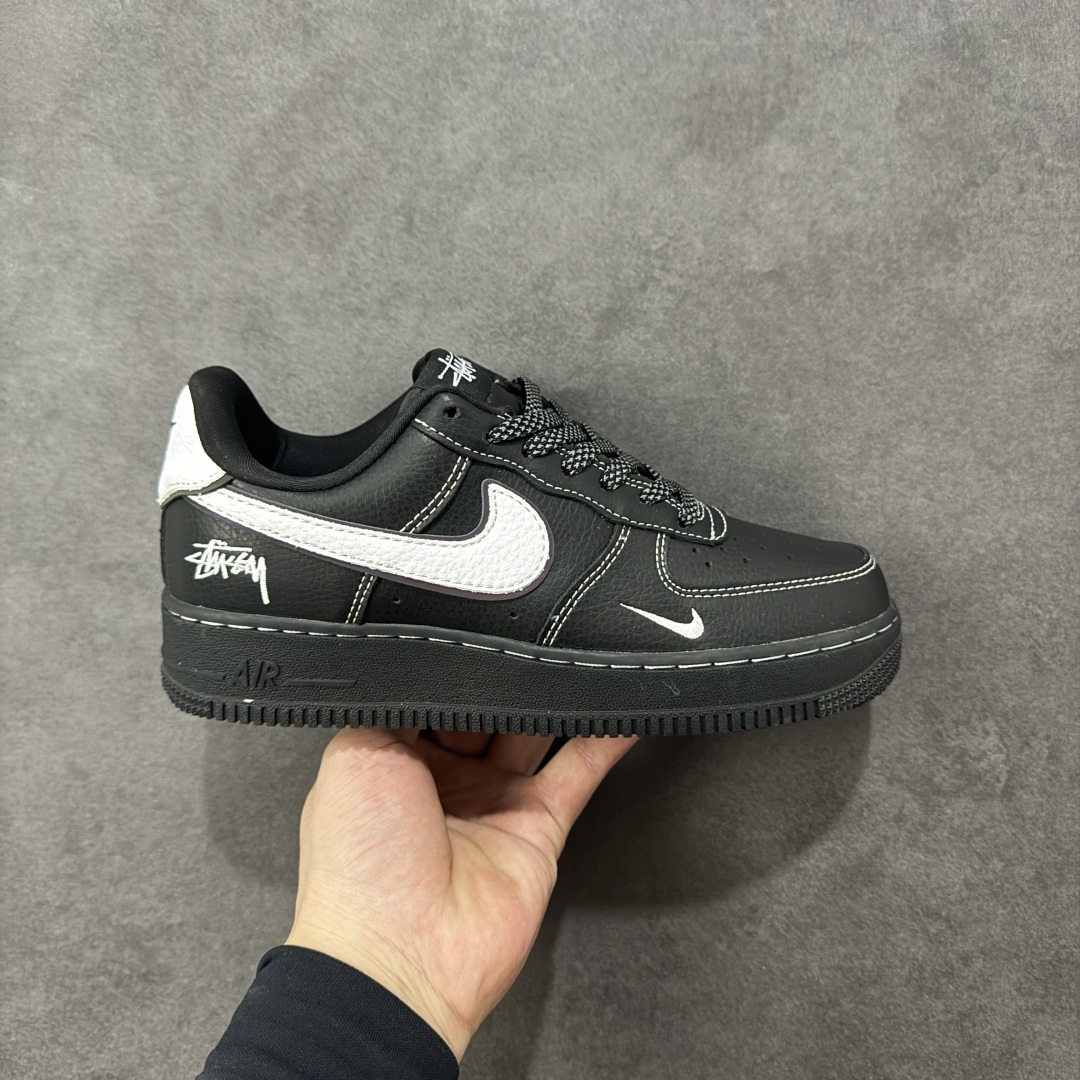 【定制版】Stussy x Nike Air Force 1 Low 斯图西 x 耐克 空军一号 低帮 联名黑白勾 鞋身整体以黑色皮革打造搭配黑色框架覆盖层，设计独特且充满时尚感；鞋身两侧Swoosh Logo采用白色点缀并以镭射进行描边，后跟装饰片使用白色制作，鞋头处迷你Swoosh Logo采用白色妆点，鞋舌上以Stussy字样呈现，后跟Nike Swoosh Logo及Air辅以黑色刺绣打造，后跟侧方绣有Stussy字样，彰显联名身份；最后以黑色中底搭配同色橡胶外底完善整体设计收尾。 货号：DD1982-317 尺码：36 36.5 37.5 38 38.5 39 40 40.5 41 42 42.5 43 44 44.5 45 编码：HXSB310320-选品中心