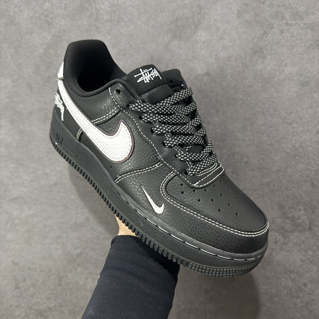 图片[3]-【定制版】Stussy x Nike Air Force 1 Low 斯图西 x 耐克 空军一号 低帮 联名黑白勾 鞋身整体以黑色皮革打造搭配黑色框架覆盖层，设计独特且充满时尚感；鞋身两侧Swoosh Logo采用白色点缀并以镭射进行描边，后跟装饰片使用白色制作，鞋头处迷你Swoosh Logo采用白色妆点，鞋舌上以Stussy字样呈现，后跟Nike Swoosh Logo及Air辅以黑色刺绣打造，后跟侧方绣有Stussy字样，彰显联名身份；最后以黑色中底搭配同色橡胶外底完善整体设计收尾。 货号：DD1982-317 尺码：36 36.5 37.5 38 38.5 39 40 40.5 41 42 42.5 43 44 44.5 45 编码：HXSB310320-选品中心