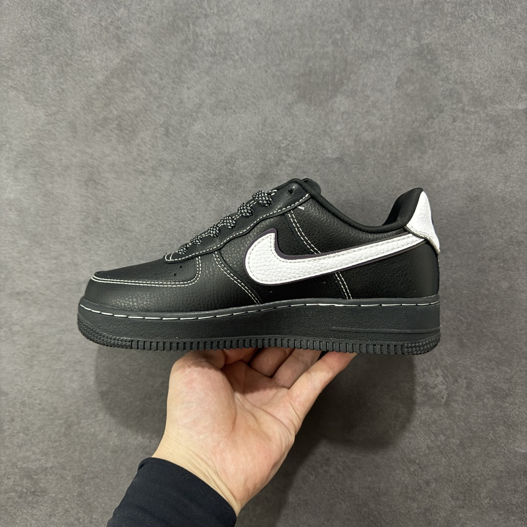 图片[2]-【定制版】Stussy x Nike Air Force 1 Low 斯图西 x 耐克 空军一号 低帮 联名黑白勾 鞋身整体以黑色皮革打造搭配黑色框架覆盖层，设计独特且充满时尚感；鞋身两侧Swoosh Logo采用白色点缀并以镭射进行描边，后跟装饰片使用白色制作，鞋头处迷你Swoosh Logo采用白色妆点，鞋舌上以Stussy字样呈现，后跟Nike Swoosh Logo及Air辅以黑色刺绣打造，后跟侧方绣有Stussy字样，彰显联名身份；最后以黑色中底搭配同色橡胶外底完善整体设计收尾。 货号：DD1982-317 尺码：36 36.5 37.5 38 38.5 39 40 40.5 41 42 42.5 43 44 44.5 45 编码：HXSB310320-选品中心