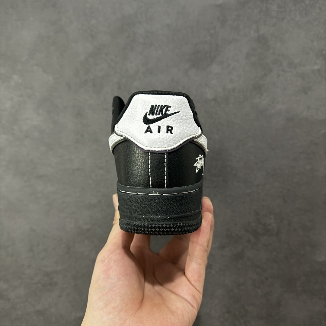 图片[4]-【定制版】Stussy x Nike Air Force 1 Low 斯图西 x 耐克 空军一号 低帮 联名黑白勾 鞋身整体以黑色皮革打造搭配黑色框架覆盖层，设计独特且充满时尚感；鞋身两侧Swoosh Logo采用白色点缀并以镭射进行描边，后跟装饰片使用白色制作，鞋头处迷你Swoosh Logo采用白色妆点，鞋舌上以Stussy字样呈现，后跟Nike Swoosh Logo及Air辅以黑色刺绣打造，后跟侧方绣有Stussy字样，彰显联名身份；最后以黑色中底搭配同色橡胶外底完善整体设计收尾。 货号：DD1982-317 尺码：36 36.5 37.5 38 38.5 39 40 40.5 41 42 42.5 43 44 44.5 45 编码：HXSB310320-选品中心