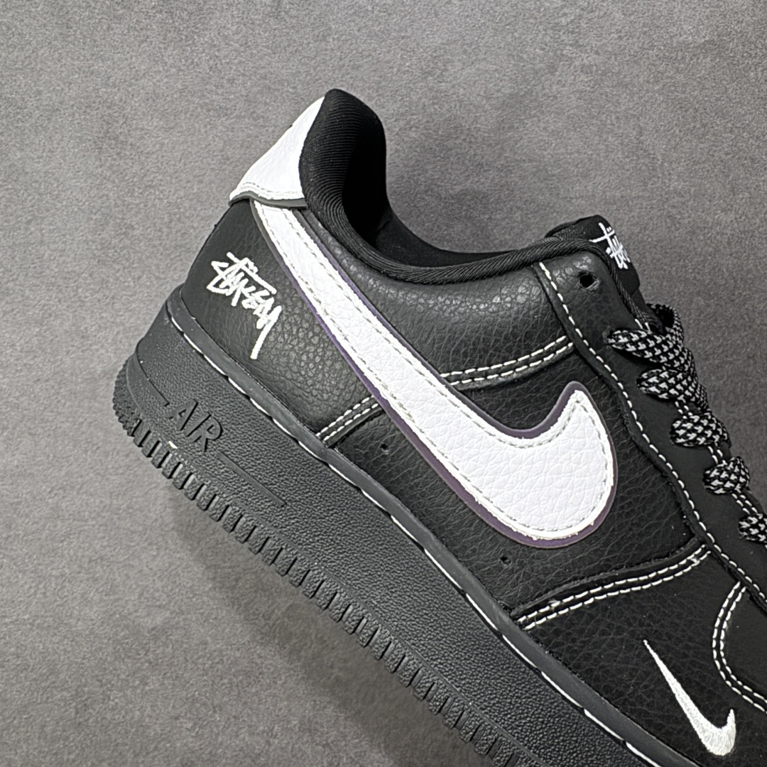 图片[6]-【定制版】Stussy x Nike Air Force 1 Low 斯图西 x 耐克 空军一号 低帮 联名黑白勾 鞋身整体以黑色皮革打造搭配黑色框架覆盖层，设计独特且充满时尚感；鞋身两侧Swoosh Logo采用白色点缀并以镭射进行描边，后跟装饰片使用白色制作，鞋头处迷你Swoosh Logo采用白色妆点，鞋舌上以Stussy字样呈现，后跟Nike Swoosh Logo及Air辅以黑色刺绣打造，后跟侧方绣有Stussy字样，彰显联名身份；最后以黑色中底搭配同色橡胶外底完善整体设计收尾。 货号：DD1982-317 尺码：36 36.5 37.5 38 38.5 39 40 40.5 41 42 42.5 43 44 44.5 45 编码：HXSB310320-选品中心