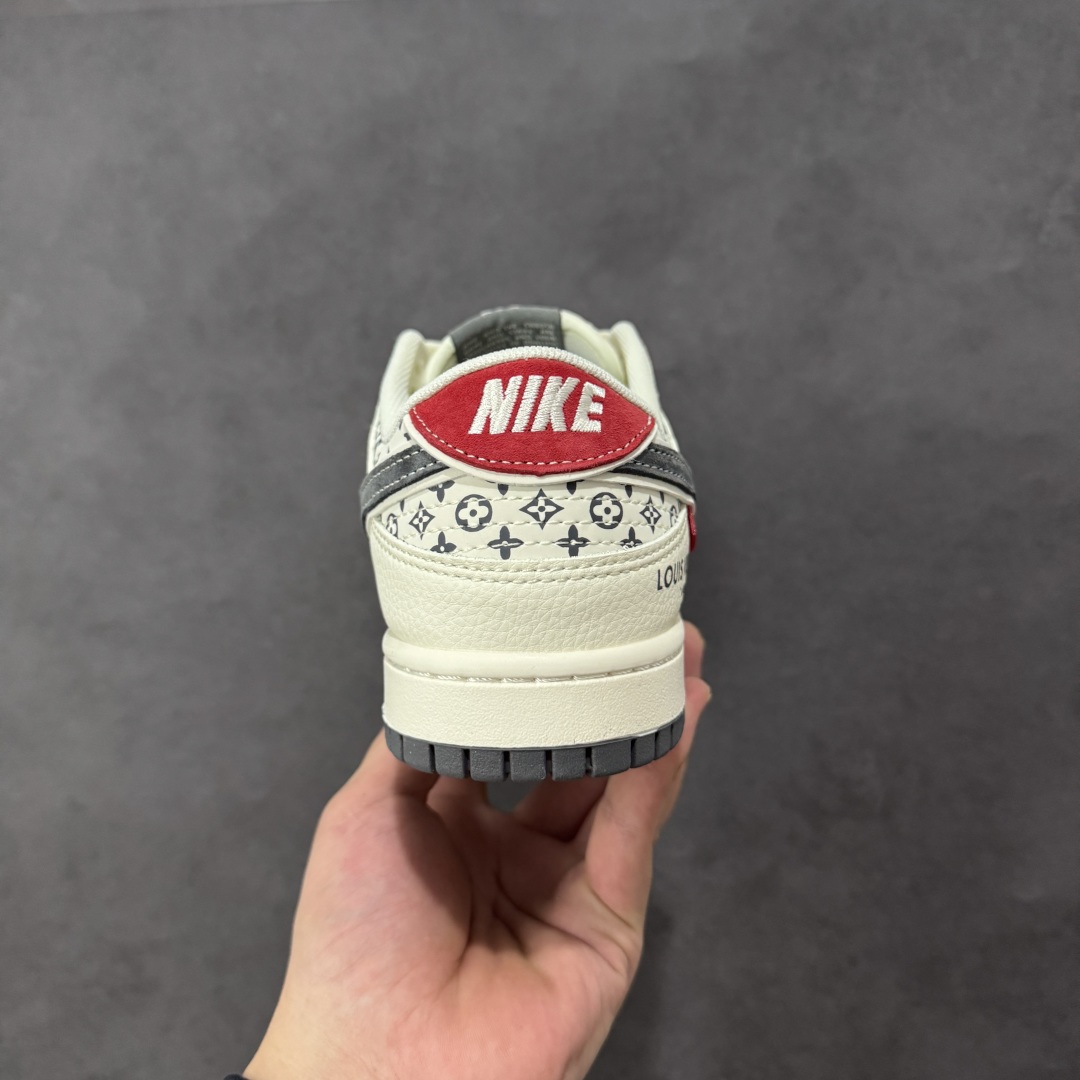 图片[4]-【定制版】Nike SB Dunk Low“ LV联名——米黑红印花” 周年高端定制 低帮休闲板鞋 定制鞋盒 大厂纯原品质出货 超高清洁度 皮料切割干净无任何毛边 细节完美 货号：HT5088-609 尺码：36 36.5 37.5 38 38.5 39 40 40.5 41 42 42.5 43 44 44.5 45 编码：HXSB330340-选品中心