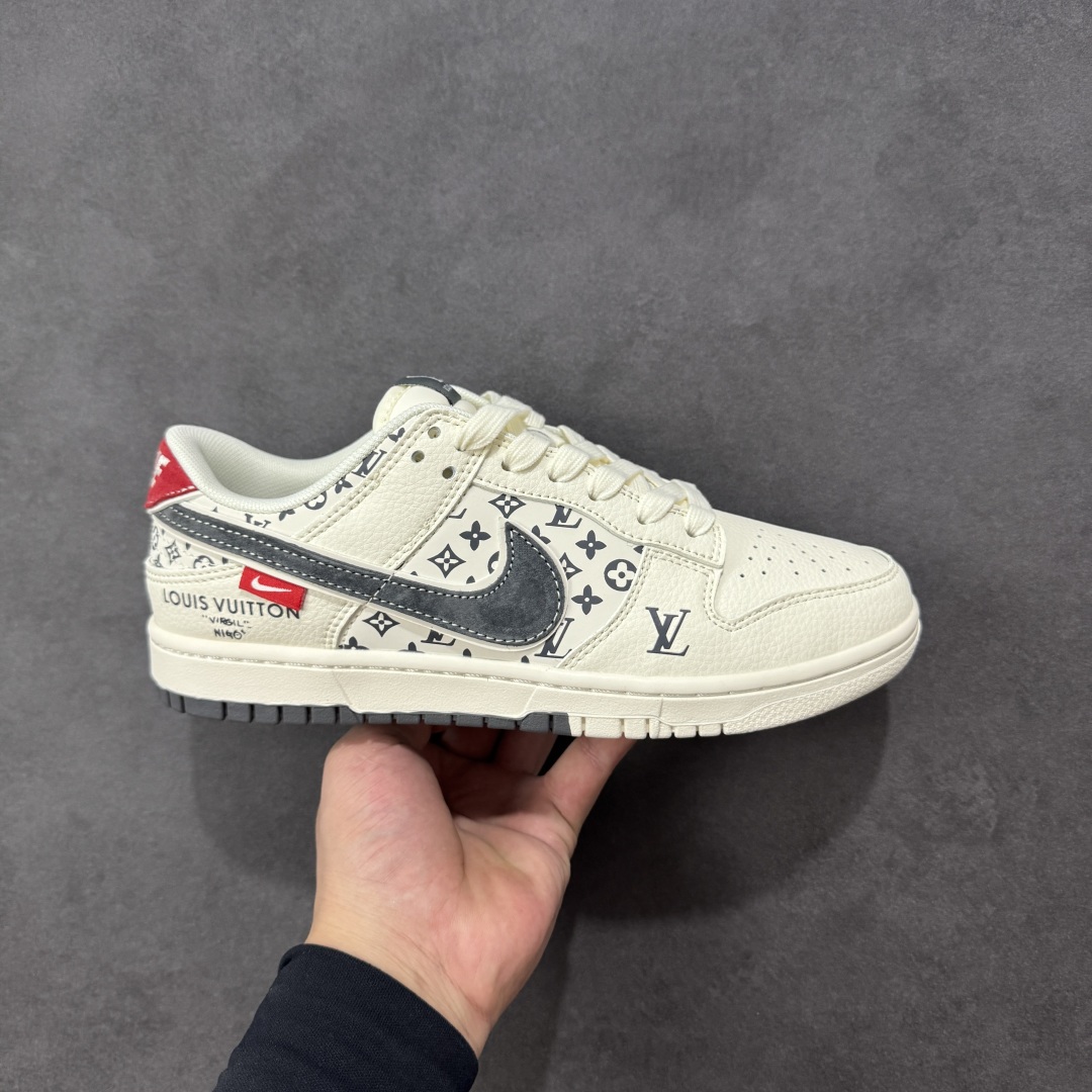 【定制版】Nike SB Dunk Low“ LV联名——米黑红印花” 周年高端定制 低帮休闲板鞋 定制鞋盒 大厂纯原品质出货 超高清洁度 皮料切割干净无任何毛边 细节完美 货号：HT5088-609 尺码：36 36.5 37.5 38 38.5 39 40 40.5 41 42 42.5 43 44 44.5 45 编码：HXSB330340-选品中心