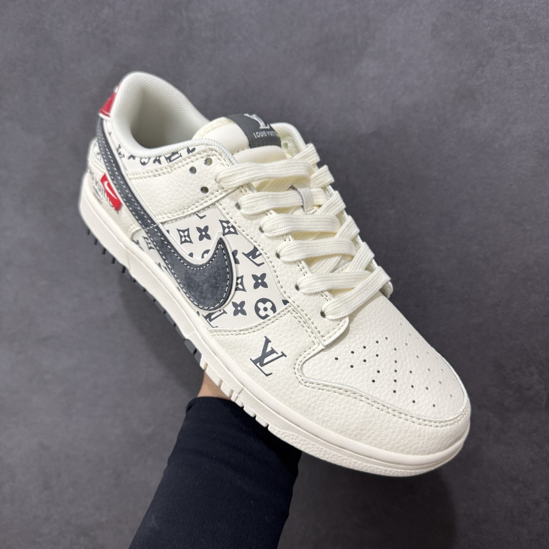图片[3]-【定制版】Nike SB Dunk Low“ LV联名——米黑红印花” 周年高端定制 低帮休闲板鞋 定制鞋盒 大厂纯原品质出货 超高清洁度 皮料切割干净无任何毛边 细节完美 货号：HT5088-609 尺码：36 36.5 37.5 38 38.5 39 40 40.5 41 42 42.5 43 44 44.5 45 编码：HXSB330340-选品中心