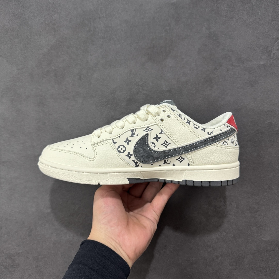图片[2]-【定制版】Nike SB Dunk Low“ LV联名——米黑红印花” 周年高端定制 低帮休闲板鞋 定制鞋盒 大厂纯原品质出货 超高清洁度 皮料切割干净无任何毛边 细节完美 货号：HT5088-609 尺码：36 36.5 37.5 38 38.5 39 40 40.5 41 42 42.5 43 44 44.5 45 编码：HXSB330340-选品中心