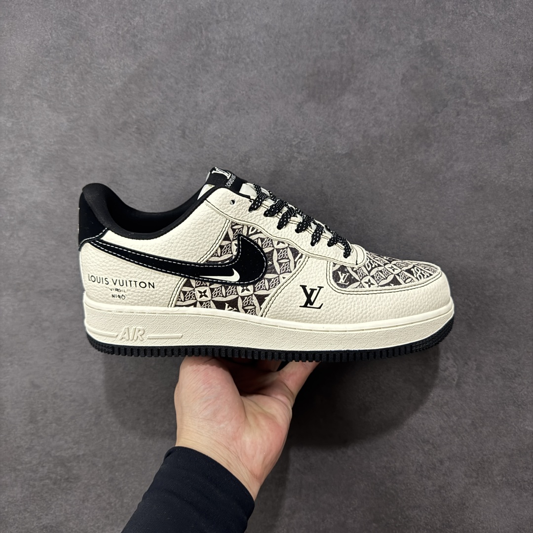 【定制版】Nike Air Force 1 \'07 Low “LV联名——创意涂鸦米黑”空军一号 高端定制 低帮 运动鞋 休闲鞋 折边针车 工艺难度大 原楦头原纸板 原装鞋盒 定制五金配件 内置全掌气垫 原厂鞋底 货号:KJ1688-023 尺码:36 36.5 37.5 38 38.5 39 40 40.5 41 42 42.5 43 44 44.5 45 编码:HXSB310320-选品中心