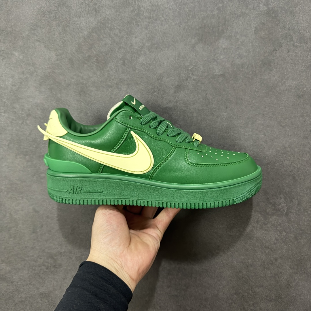 福利特价【GQ福利】Ambush x Nike Air Force 1‘07 Low 耐克 空军一号联名 低帮休闲板鞋 鞋款鞋身以及内衬均采用了纯色皮革打造 标志性的超大Swoosh依旧采用了突出鞋面的造型 鞋舌标签也带有LOGO 鞋带顶端还带有特殊的鞋带扣设计 后跟处搭载了TPU设计 尺码：36 36.5 37.5 38 38.5 39 40 40.5 41 42 42.5 43 44 45 编码：GQA180190-选品中心