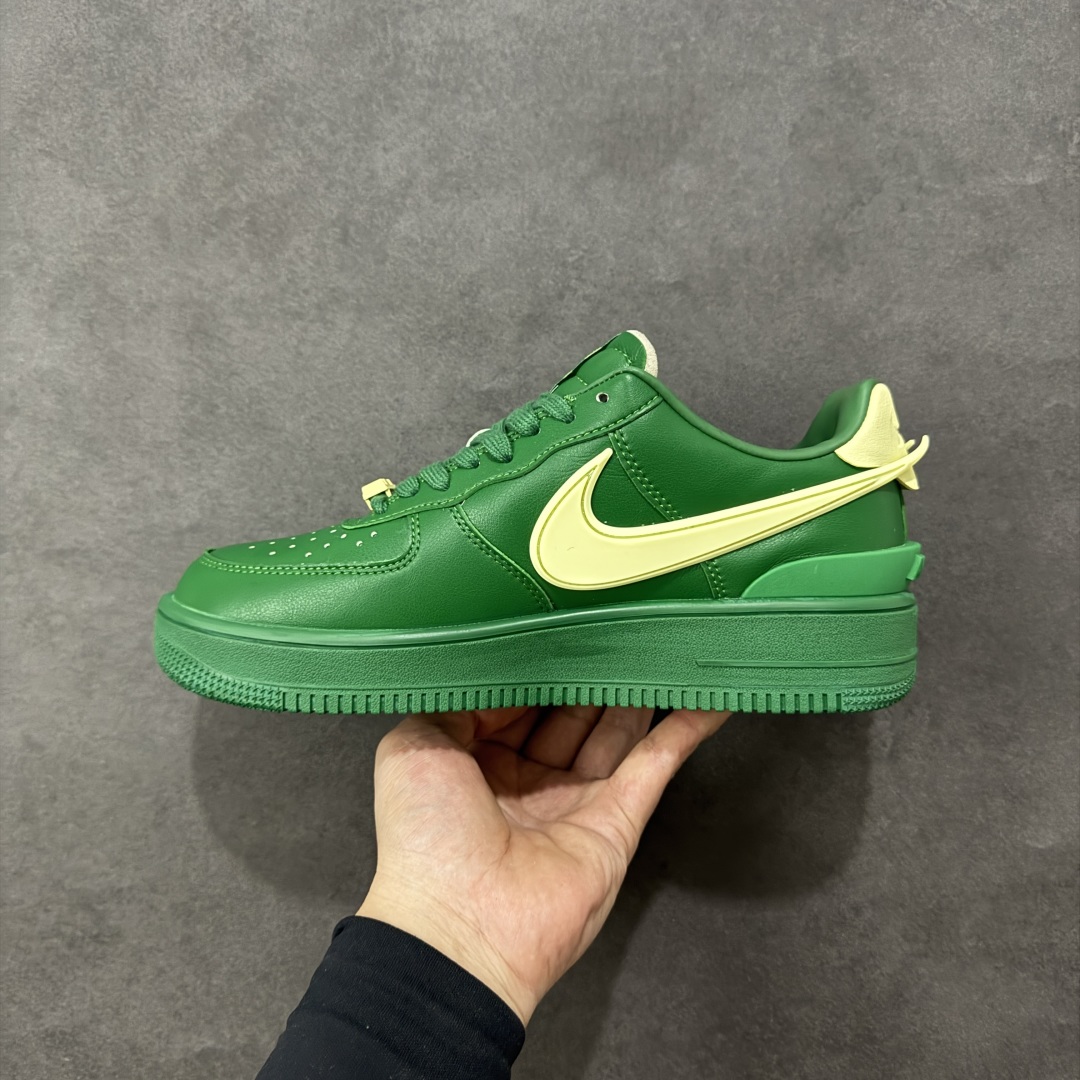 图片[2]-福利特价【GQ福利】Ambush x Nike Air Force 1‘07 Low 耐克 空军一号联名 低帮休闲板鞋 鞋款鞋身以及内衬均采用了纯色皮革打造 标志性的超大Swoosh依旧采用了突出鞋面的造型 鞋舌标签也带有LOGO 鞋带顶端还带有特殊的鞋带扣设计 后跟处搭载了TPU设计 尺码：36 36.5 37.5 38 38.5 39 40 40.5 41 42 42.5 43 44 45 编码：GQA180190-选品中心