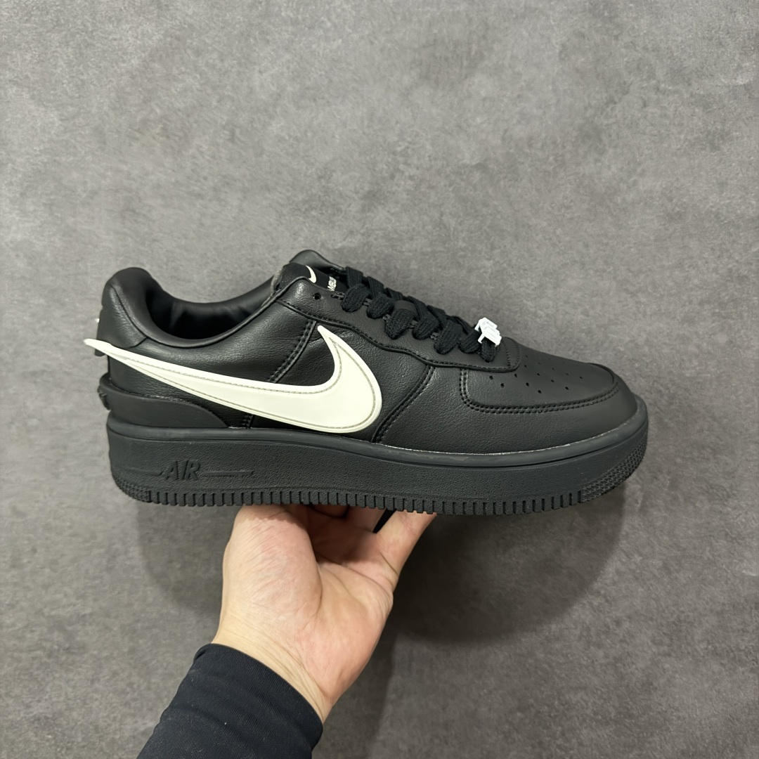 福利特价【GQ福利】Ambush x Nike Air Force 1‘07 Low 耐克 空军一号联名 低帮休闲板鞋 鞋款鞋身以及内衬均采用了纯色皮革打造 标志性的超大Swoosh依旧采用了突出鞋面的造型 鞋舌标签也带有LOGO 鞋带顶端还带有特殊的鞋带扣设计 后跟处搭载了TPU设计 尺码：36 36.5 37.5 38 38.5 39 40 40.5 41 42 42.5 43 44 45 编码：GQA180190-选品中心