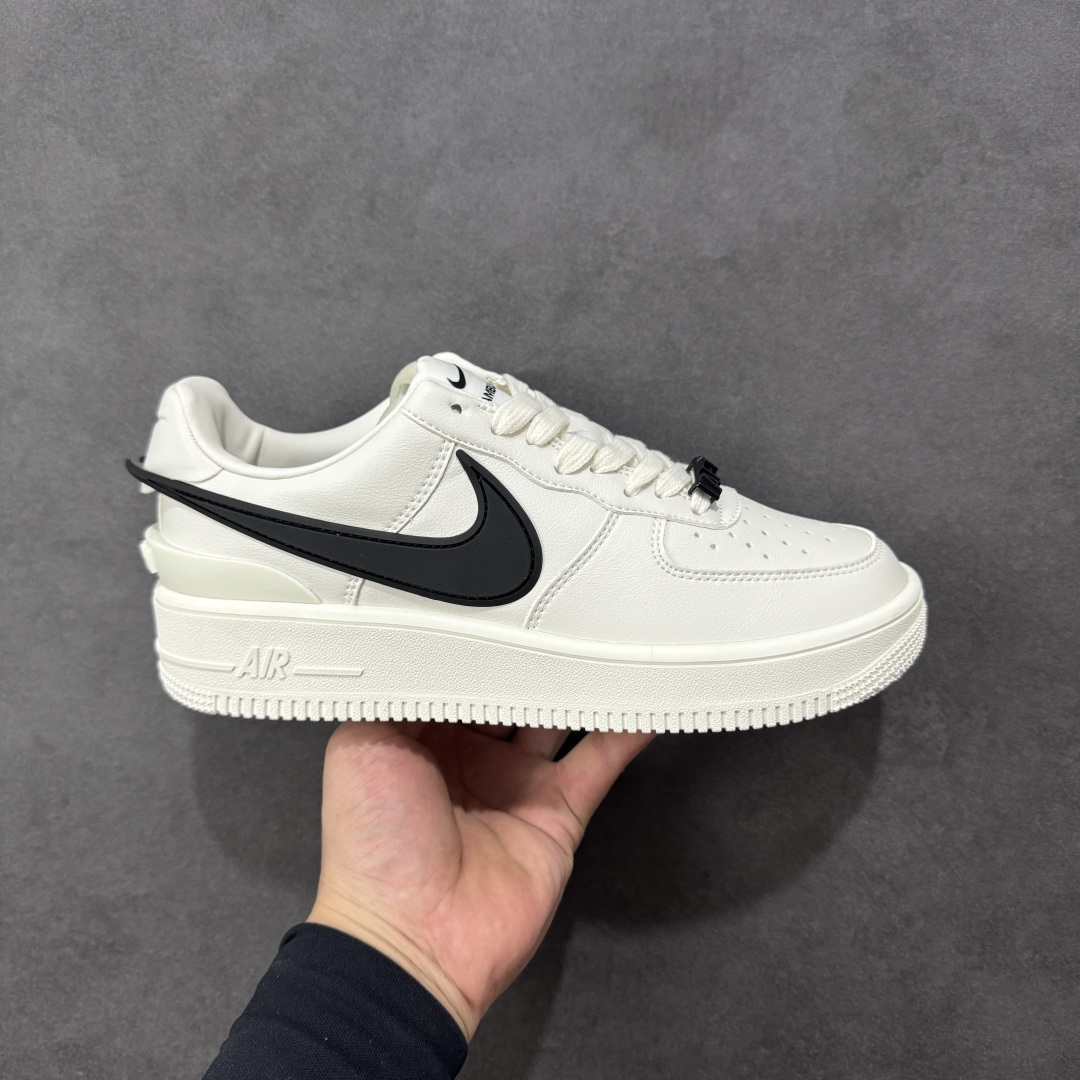福利特价【GQ福利】Ambush x Nike Air Force 1‘07 Low 耐克 空军一号联名 低帮休闲板鞋 鞋款鞋身以及内衬均采用了纯色皮革打造 标志性的超大Swoosh依旧采用了突出鞋面的造型 鞋舌标签也带有LOGO 鞋带顶端还带有特殊的鞋带扣设计 后跟处搭载了TPU设计 尺码：36 36.5 37.5 38 38.5 39 40 40.5 41 42 42.5 43 44 45 编码：GQA180190-选品中心
