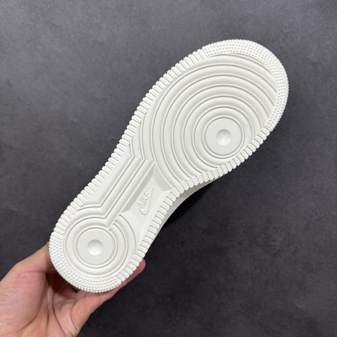 图片[9]-福利特价【GQ福利】Ambush x Nike Air Force 1‘07 Low 耐克 空军一号联名 低帮休闲板鞋 鞋款鞋身以及内衬均采用了纯色皮革打造 标志性的超大Swoosh依旧采用了突出鞋面的造型 鞋舌标签也带有LOGO 鞋带顶端还带有特殊的鞋带扣设计 后跟处搭载了TPU设计 尺码：36 36.5 37.5 38 38.5 39 40 40.5 41 42 42.5 43 44 45 编码：GQA180190-选品中心