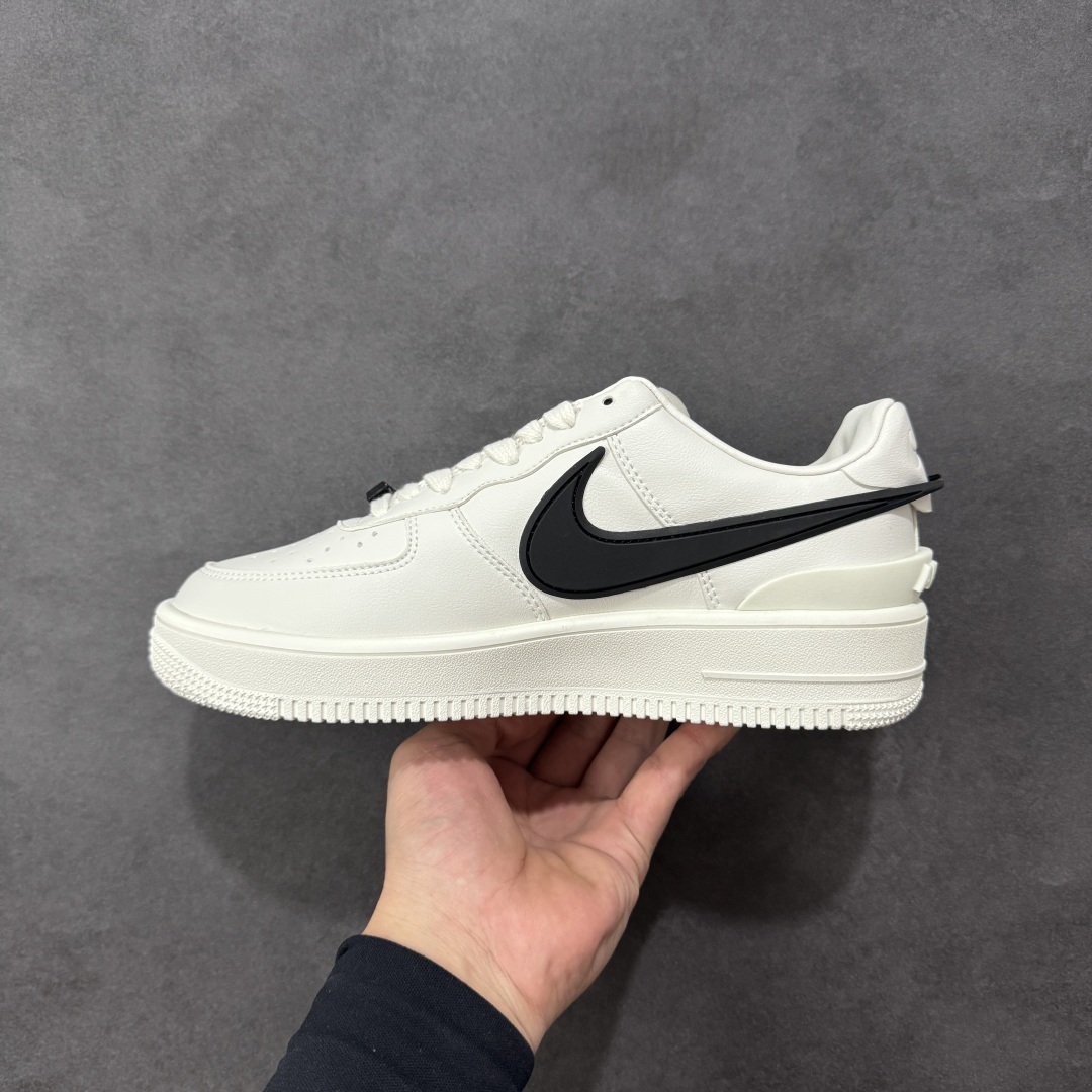 图片[2]-福利特价【GQ福利】Ambush x Nike Air Force 1‘07 Low 耐克 空军一号联名 低帮休闲板鞋 鞋款鞋身以及内衬均采用了纯色皮革打造 标志性的超大Swoosh依旧采用了突出鞋面的造型 鞋舌标签也带有LOGO 鞋带顶端还带有特殊的鞋带扣设计 后跟处搭载了TPU设计 尺码：36 36.5 37.5 38 38.5 39 40 40.5 41 42 42.5 43 44 45 编码：GQA180190-选品中心