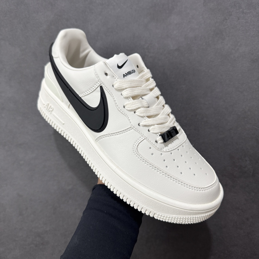 图片[3]-福利特价【GQ福利】Ambush x Nike Air Force 1‘07 Low 耐克 空军一号联名 低帮休闲板鞋 鞋款鞋身以及内衬均采用了纯色皮革打造 标志性的超大Swoosh依旧采用了突出鞋面的造型 鞋舌标签也带有LOGO 鞋带顶端还带有特殊的鞋带扣设计 后跟处搭载了TPU设计 尺码：36 36.5 37.5 38 38.5 39 40 40.5 41 42 42.5 43 44 45 编码：GQA180190-选品中心