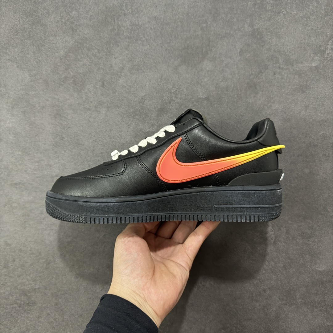 图片[2]-福利特价【GQ福利】Ambush x Nike Air Force 1‘07 Low 耐克 空军一号联名 低帮休闲板鞋 鞋款鞋身以及内衬均采用了纯色皮革打造 标志性的超大Swoosh依旧采用了突出鞋面的造型 鞋舌标签也带有LOGO 鞋带顶端还带有特殊的鞋带扣设计 后跟处搭载了TPU设计 尺码：36 36.5 37.5 38 38.5 39 40 40.5 41 42 42.5 43 44 45 编码：GQA180190-选品中心