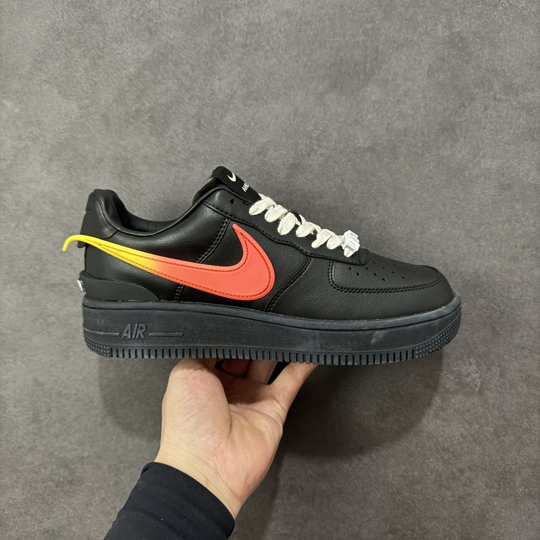 福利特价【GQ福利】Ambush x Nike Air Force 1‘07 Low 耐克 空军一号联名 低帮休闲板鞋 鞋款鞋身以及内衬均采用了纯色皮革打造 标志性的超大Swoosh依旧采用了突出鞋面的造型 鞋舌标签也带有LOGO 鞋带顶端还带有特殊的鞋带扣设计 后跟处搭载了TPU设计 尺码：36 36.5 37.5 38 38.5 39 40 40.5 41 42 42.5 43 44 45 编码：GQA180190-选品中心