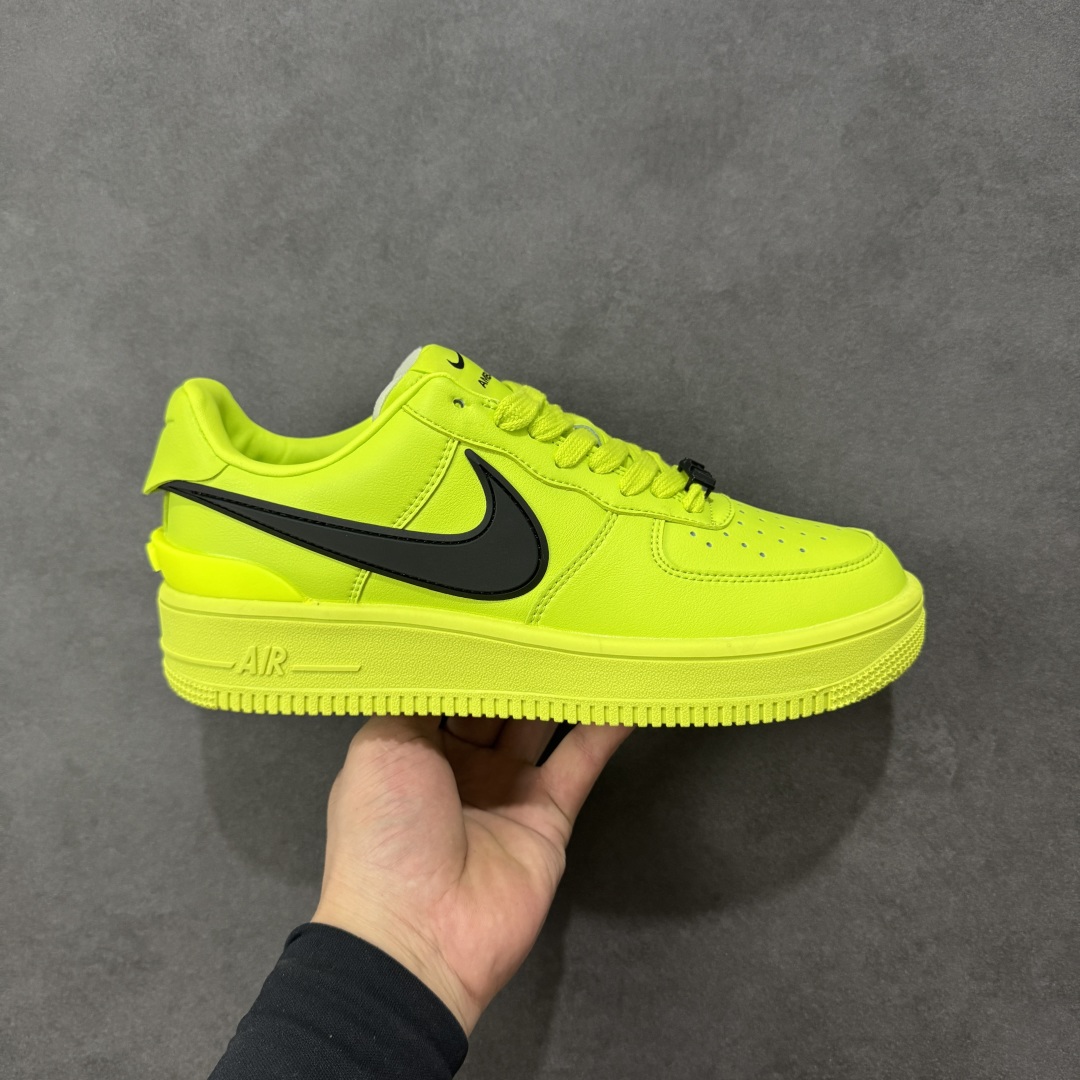 福利特价【GQ福利】Ambush x Nike Air Force 1‘07 Low 耐克 空军一号联名 低帮休闲板鞋 鞋款鞋身以及内衬均采用了纯色皮革打造 标志性的超大Swoosh依旧采用了突出鞋面的造型 鞋舌标签也带有LOGO 鞋带顶端还带有特殊的鞋带扣设计 后跟处搭载了TPU设计 尺码：36 36.5 37.5 38 38.5 39 40 40.5 41 42 42.5 43 44 45 编码：GQA180190-选品中心