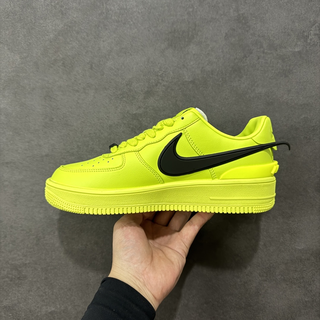 图片[2]-福利特价【GQ福利】Ambush x Nike Air Force 1‘07 Low 耐克 空军一号联名 低帮休闲板鞋 鞋款鞋身以及内衬均采用了纯色皮革打造 标志性的超大Swoosh依旧采用了突出鞋面的造型 鞋舌标签也带有LOGO 鞋带顶端还带有特殊的鞋带扣设计 后跟处搭载了TPU设计 尺码：36 36.5 37.5 38 38.5 39 40 40.5 41 42 42.5 43 44 45 编码：GQA180190-选品中心