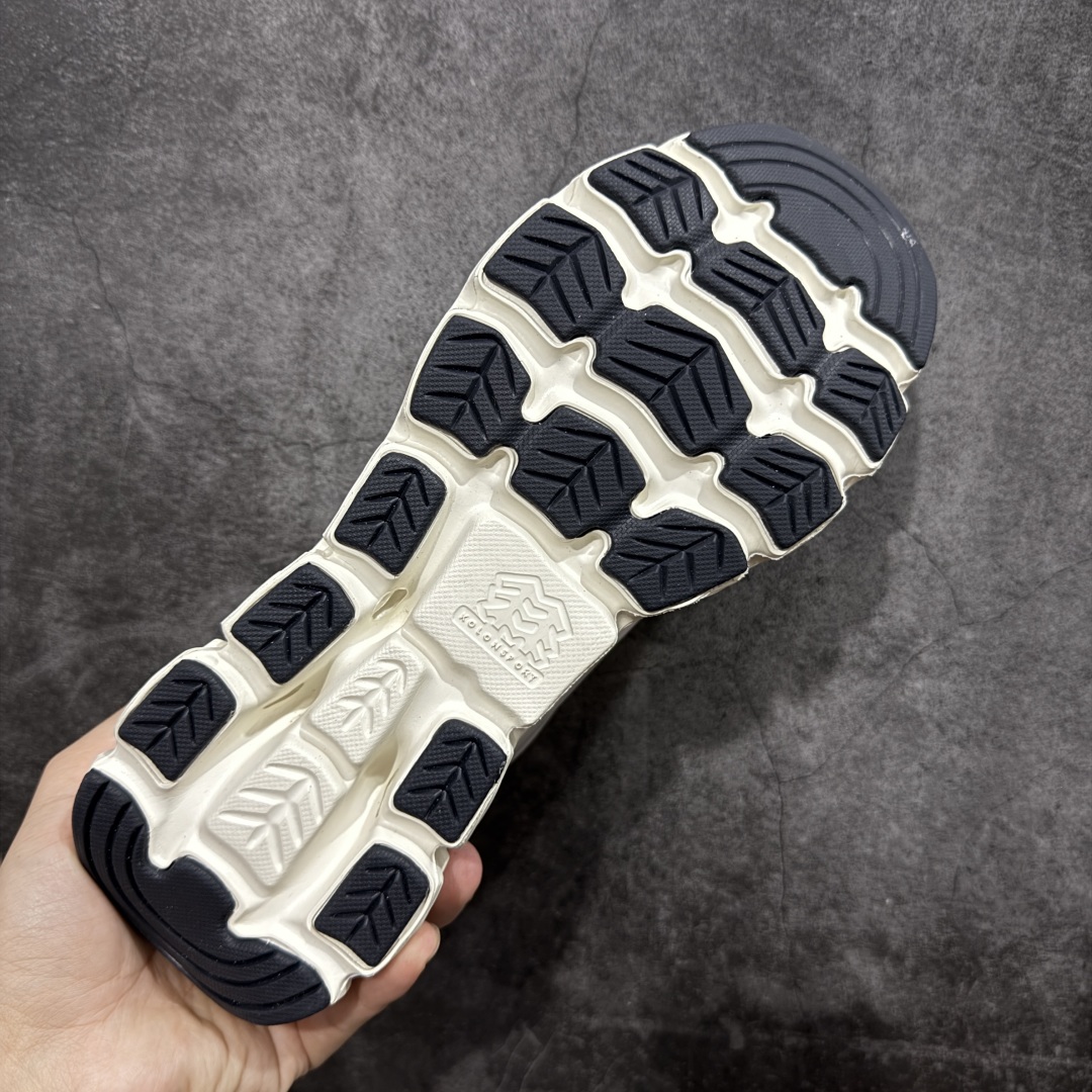 图片[9]-【莞产纯原】可隆KOLON SPORT 户外舒适柔软 防水支撑轻便回弹 低帮 徒步鞋 男款 白黑色 脚感软到像踩云朵☁️—鞋面柔软贴合脚型，走石子路也不硌脚；防滑V黄金大底纹路深似锯齿，泥地、陡坡都稳稳拿捏，下雨天也不怕打滑。黑色耐脏又百搭，日常穿去上班是低调质感，进山徒步是可靠装备，从城市到山野，一双鞋承包所有 “出走计划” 尺码：39-44-选品中心