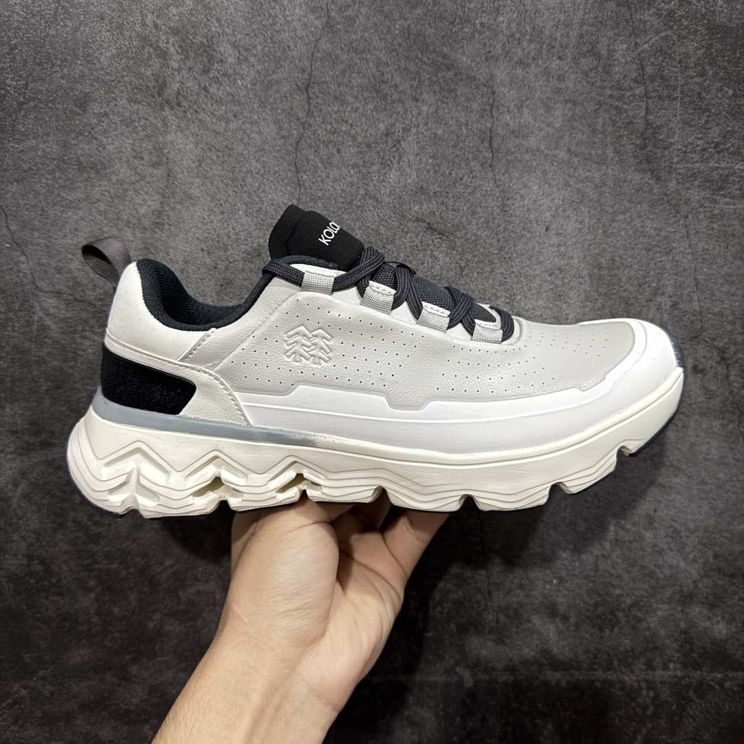 【莞产纯原】可隆KOLON SPORT 户外舒适柔软 防水支撑轻便回弹 低帮 徒步鞋 男款 白黑色 脚感软到像踩云朵☁️—鞋面柔软贴合脚型，走石子路也不硌脚；防滑V黄金大底纹路深似锯齿，泥地、陡坡都稳稳拿捏，下雨天也不怕打滑。黑色耐脏又百搭，日常穿去上班是低调质感，进山徒步是可靠装备，从城市到山野，一双鞋承包所有 “出走计划” 尺码：39-44-选品中心