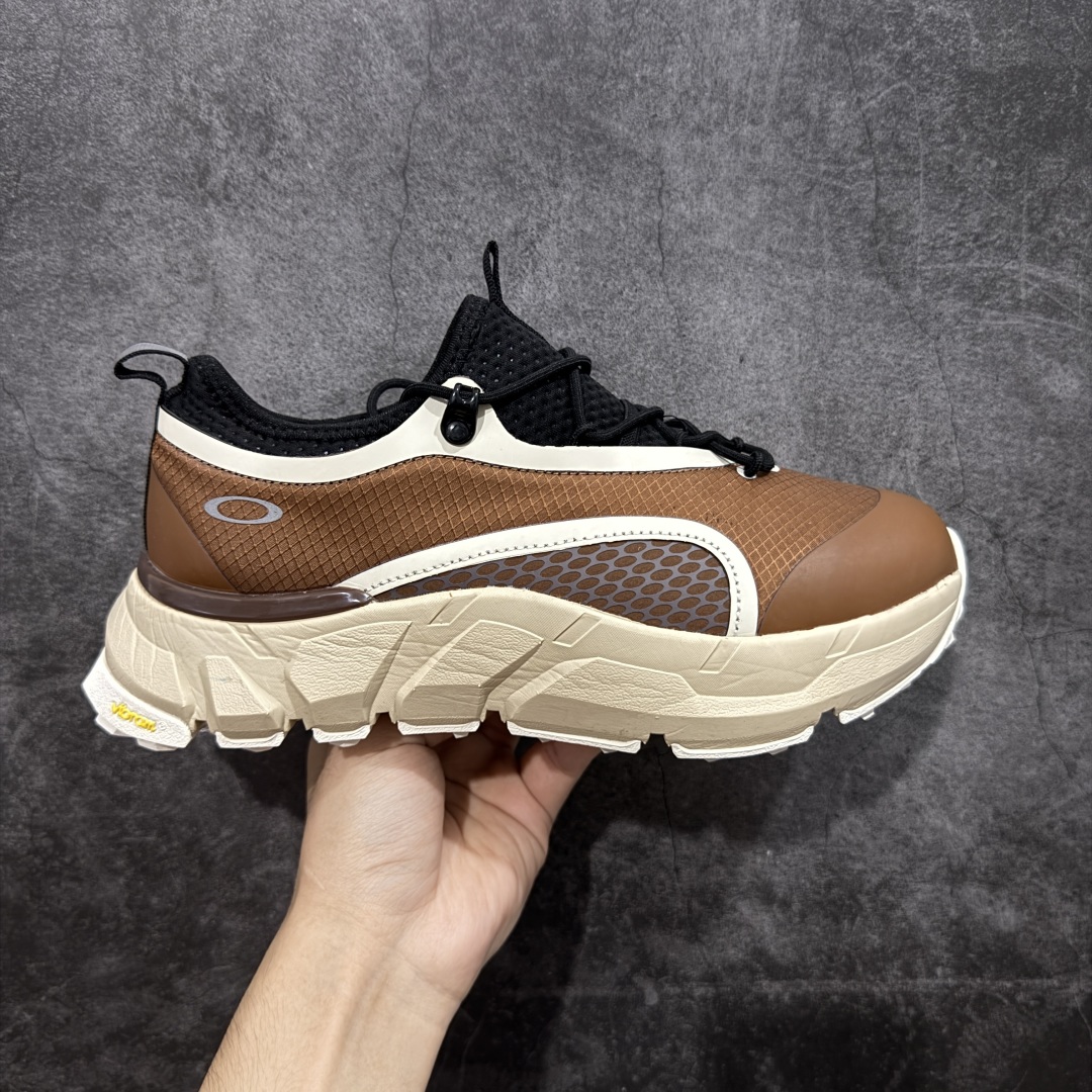 【纯原版】Oakley 欧克利 Light Shield 舒适耐磨防水低帮户外功能鞋 OAKLEY（欧克利）是美国的运动品牌，主攻的是各类功能眼镜，还有休闲装、滑雪、游泳、骑行及田径运动装。现在欧克利已经开始发展军事领域了，主要产的是军靴、手套、护目镜、风镜等。其中运动眼镜是深受运动人士喜爱的，自行车，滑雪，跑步等运动系列。 尺码：36 36.5 37.5 38 38.5 39 40 40.5 41 42 42.5 43 44 44.5 45-选品中心