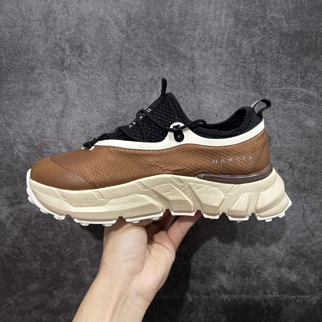图片[2]-【纯原版】Oakley 欧克利 Light Shield 舒适耐磨防水低帮户外功能鞋 OAKLEY（欧克利）是美国的运动品牌，主攻的是各类功能眼镜，还有休闲装、滑雪、游泳、骑行及田径运动装。现在欧克利已经开始发展军事领域了，主要产的是军靴、手套、护目镜、风镜等。其中运动眼镜是深受运动人士喜爱的，自行车，滑雪，跑步等运动系列。 尺码：36 36.5 37.5 38 38.5 39 40 40.5 41 42 42.5 43 44 44.5 45-选品中心