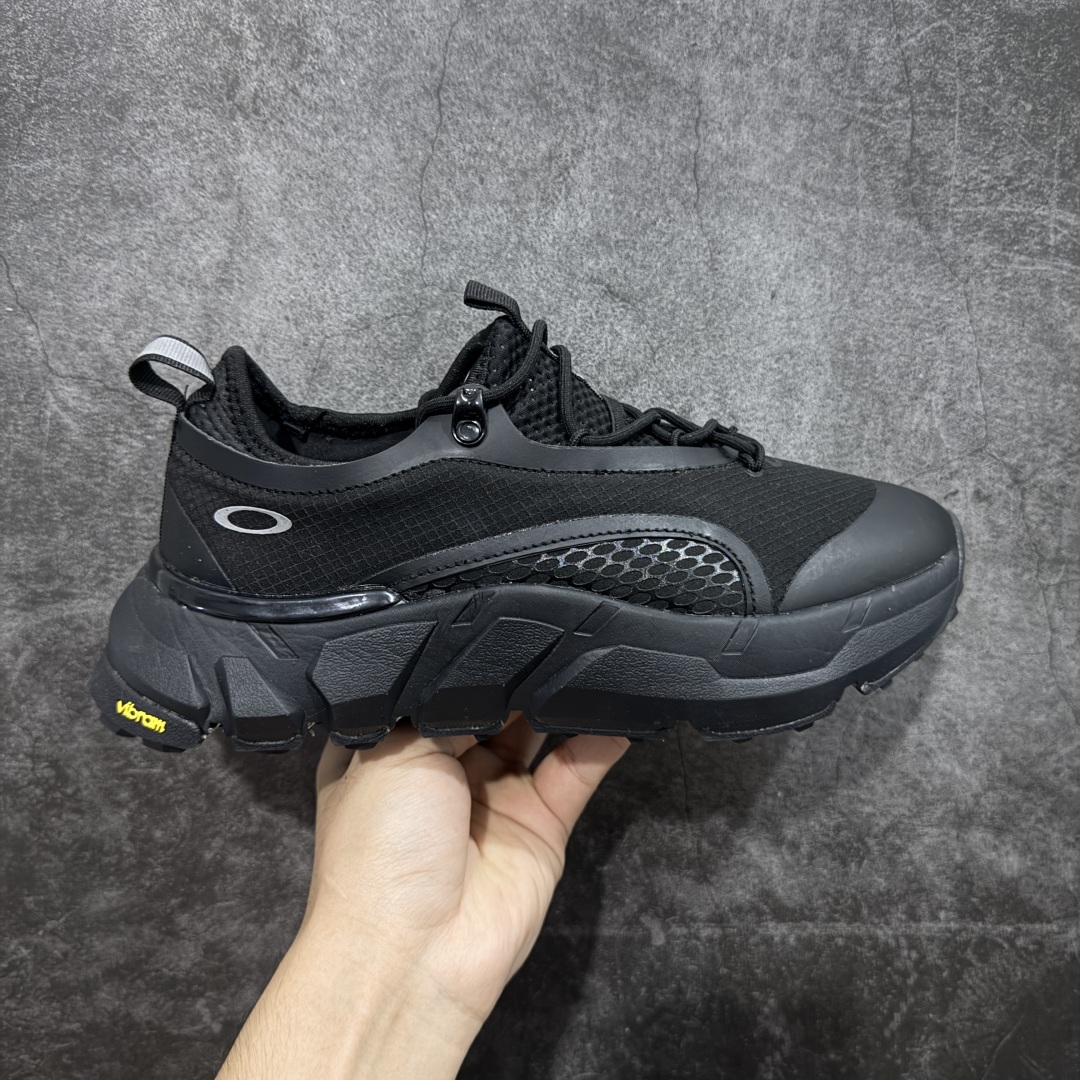 【纯原版】Oakley 欧克利 Light Shield 舒适耐磨防水低帮户外功能鞋 OAKLEY（欧克利）是美国的运动品牌，主攻的是各类功能眼镜，还有休闲装、滑雪、游泳、骑行及田径运动装。现在欧克利已经开始发展军事领域了，主要产的是军靴、手套、护目镜、风镜等。其中运动眼镜是深受运动人士喜爱的，自行车，滑雪，跑步等运动系列。 尺码：36 36.5 37.5 38 38.5 39 40 40.5 41 42 42.5 43 44 44.5 45-选品中心