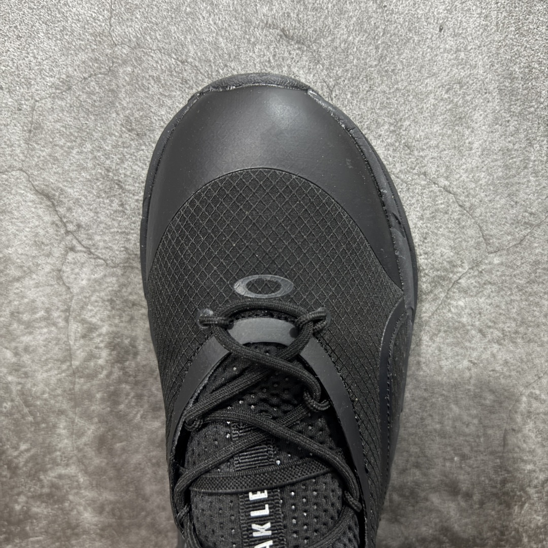 图片[5]-【纯原版】Oakley 欧克利 Light Shield 舒适耐磨防水低帮户外功能鞋 OAKLEY（欧克利）是美国的运动品牌，主攻的是各类功能眼镜，还有休闲装、滑雪、游泳、骑行及田径运动装。现在欧克利已经开始发展军事领域了，主要产的是军靴、手套、护目镜、风镜等。其中运动眼镜是深受运动人士喜爱的，自行车，滑雪，跑步等运动系列。 尺码：36 36.5 37.5 38 38.5 39 40 40.5 41 42 42.5 43 44 44.5 45-选品中心