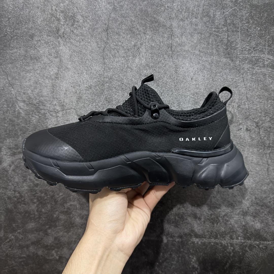 图片[2]-【纯原版】Oakley 欧克利 Light Shield 舒适耐磨防水低帮户外功能鞋 OAKLEY（欧克利）是美国的运动品牌，主攻的是各类功能眼镜，还有休闲装、滑雪、游泳、骑行及田径运动装。现在欧克利已经开始发展军事领域了，主要产的是军靴、手套、护目镜、风镜等。其中运动眼镜是深受运动人士喜爱的，自行车，滑雪，跑步等运动系列。 尺码：36 36.5 37.5 38 38.5 39 40 40.5 41 42 42.5 43 44 44.5 45-选品中心