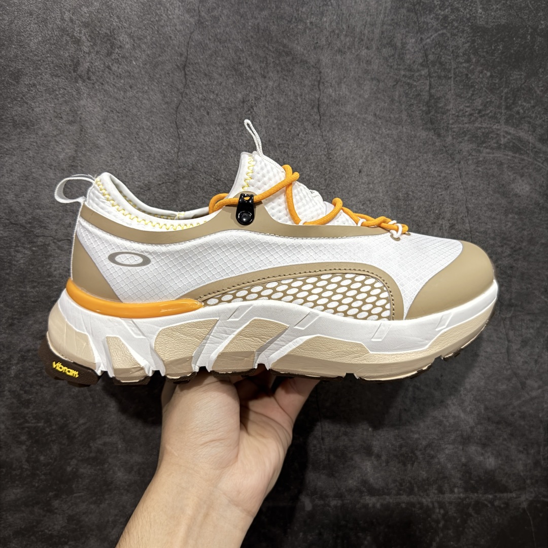 【纯原版】Oakley 欧克利 Light Shield 舒适耐磨防水低帮户外功能鞋 OAKLEY（欧克利）是美国的运动品牌，主攻的是各类功能眼镜，还有休闲装、滑雪、游泳、骑行及田径运动装。现在欧克利已经开始发展军事领域了，主要产的是军靴、手套、护目镜、风镜等。其中运动眼镜是深受运动人士喜爱的，自行车，滑雪，跑步等运动系列。 尺码：36 36.5 37.5 38 38.5 39 40 40.5 41 42 42.5 43 44 44.5 45-选品中心