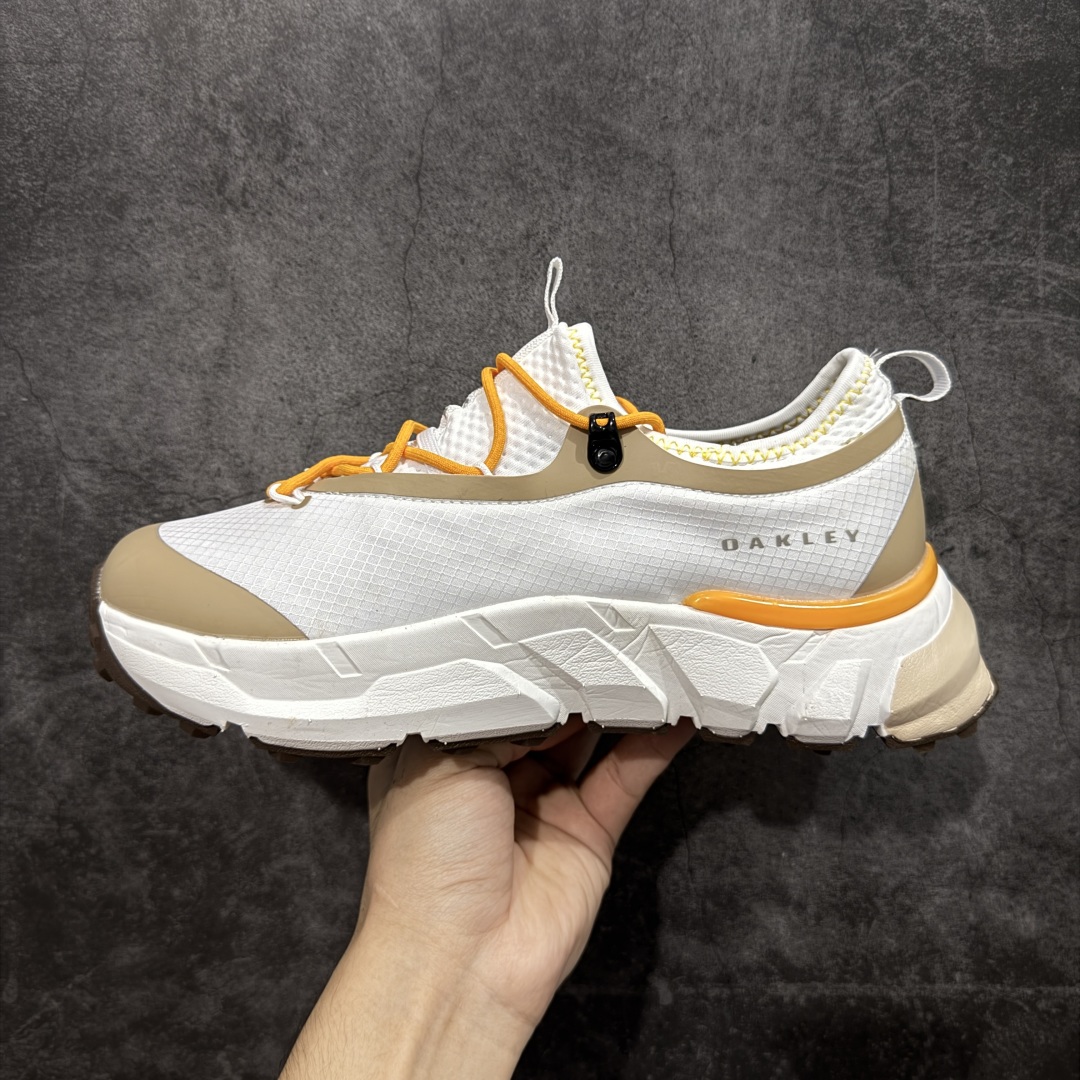 图片[2]-【纯原版】Oakley 欧克利 Light Shield 舒适耐磨防水低帮户外功能鞋 OAKLEY（欧克利）是美国的运动品牌，主攻的是各类功能眼镜，还有休闲装、滑雪、游泳、骑行及田径运动装。现在欧克利已经开始发展军事领域了，主要产的是军靴、手套、护目镜、风镜等。其中运动眼镜是深受运动人士喜爱的，自行车，滑雪，跑步等运动系列。 尺码：36 36.5 37.5 38 38.5 39 40 40.5 41 42 42.5 43 44 44.5 45-选品中心