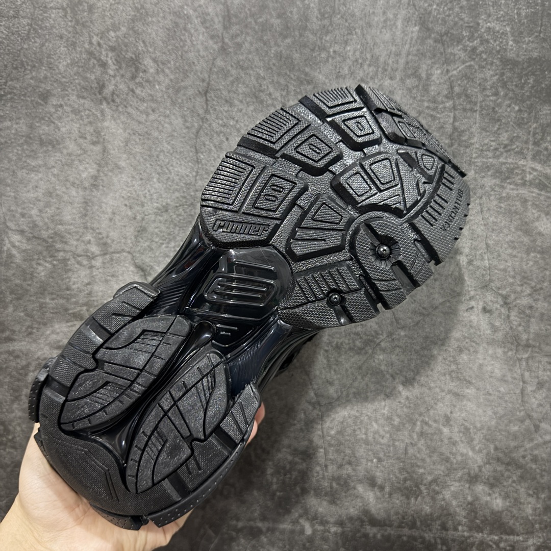 图片[9]-【Good纯原福利】Balenciaga Runner 巴黎世家七代复古老爹鞋 原市场5-600的货 顶级大厂出品 份量十足 售前售后保障到底 可退换 工厂白菜价清库存 价格相当给力 强推💪🏻 #全套原纸板楦头开发 #原盒原配 正确字体电绣 粗细、位置、大小正确 侧边TPU 透气孔匹配意产原版 #正确气垫分离大底 TPU软底 #原版一致大底LOGO 立体感十足 #原厂皮料水洗做旧 原厂纱网 外底正面压印BB标识 由176块饰片拼接而成的铰接式鞋面 侧面配金属质感网眼布 内面配有额外金属光泽饰件 包含1副鞋带和1副备用鞋带 后帮配有拉环鞋提 动态鞋底设计 为双脚带来后续的助力 尺码：35 36 37 38 39 40 41 42 43 44 45-选品中心