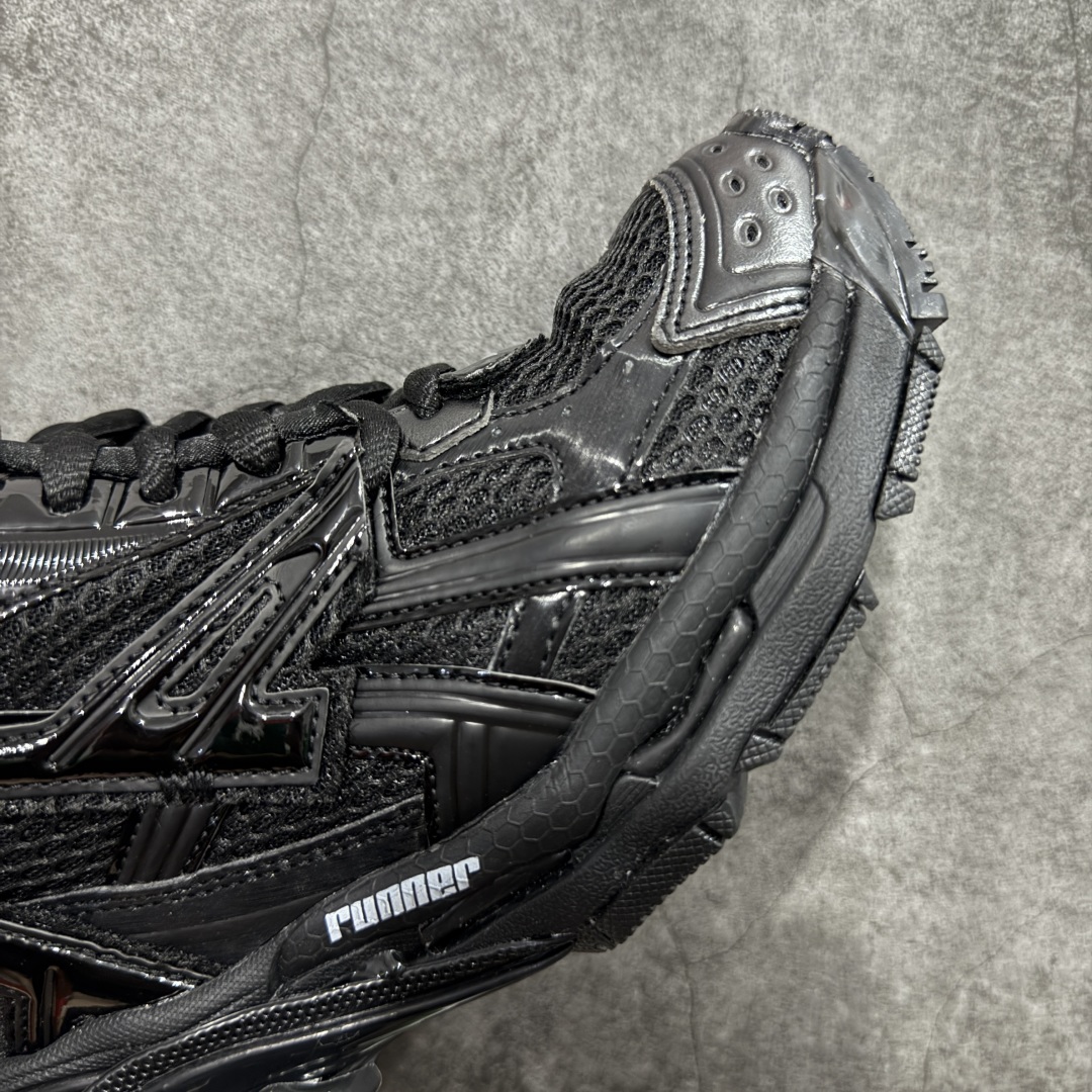 图片[6]-【Good纯原福利】Balenciaga Runner 巴黎世家七代复古老爹鞋 原市场5-600的货 顶级大厂出品 份量十足 售前售后保障到底 可退换 工厂白菜价清库存 价格相当给力 强推💪🏻 #全套原纸板楦头开发 #原盒原配 正确字体电绣 粗细、位置、大小正确 侧边TPU 透气孔匹配意产原版 #正确气垫分离大底 TPU软底 #原版一致大底LOGO 立体感十足 #原厂皮料水洗做旧 原厂纱网 外底正面压印BB标识 由176块饰片拼接而成的铰接式鞋面 侧面配金属质感网眼布 内面配有额外金属光泽饰件 包含1副鞋带和1副备用鞋带 后帮配有拉环鞋提 动态鞋底设计 为双脚带来后续的助力 尺码：35 36 37 38 39 40 41 42 43 44 45-选品中心