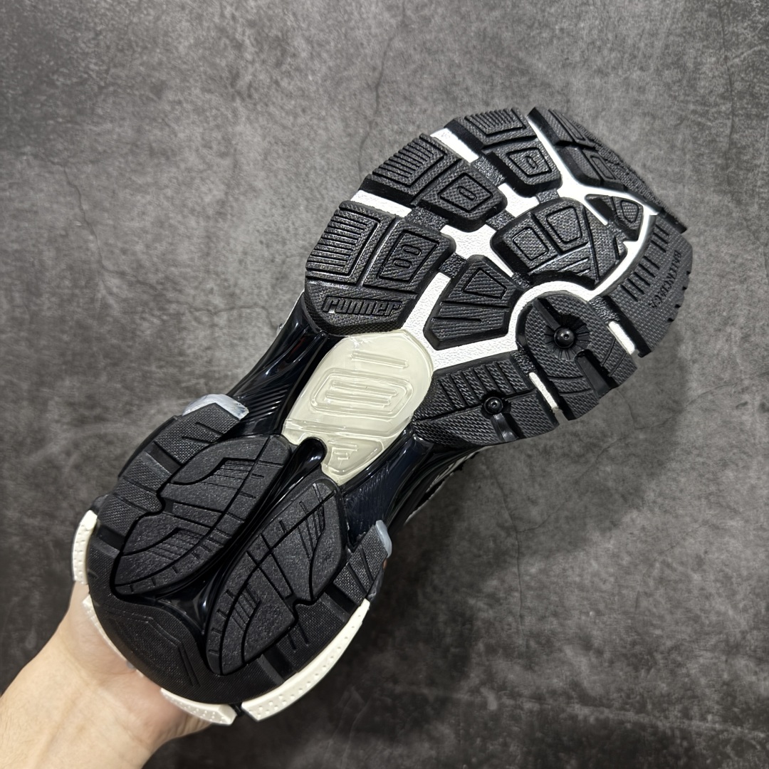 图片[9]-【Good纯原福利】Balenciaga Runner 巴黎世家七代复古老爹鞋 原市场5-600的货 顶级大厂出品 份量十足 售前售后保障到底 可退换 工厂白菜价清库存 价格相当给力 强推💪🏻 #全套原纸板楦头开发 #原盒原配 正确字体电绣 粗细、位置、大小正确 侧边TPU 透气孔匹配意产原版 #正确气垫分离大底 TPU软底 #原版一致大底LOGO 立体感十足 #原厂皮料水洗做旧 原厂纱网 外底正面压印BB标识 由176块饰片拼接而成的铰接式鞋面 侧面配金属质感网眼布 内面配有额外金属光泽饰件 包含1副鞋带和1副备用鞋带 后帮配有拉环鞋提 动态鞋底设计 为双脚带来后续的助力 尺码：35 36 37 38 39 40 41 42 43 44 45-选品中心