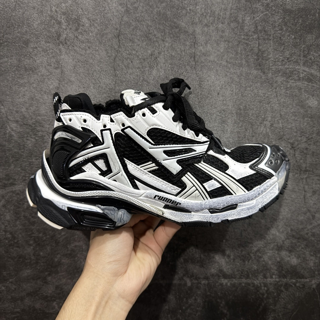 【Good纯原福利】Balenciaga Runner 巴黎世家七代复古老爹鞋 原市场5-600的货 顶级大厂出品 份量十足 售前售后保障到底 可退换 工厂白菜价清库存 价格相当给力 强推💪🏻 #全套原纸板楦头开发 #原盒原配 正确字体电绣 粗细、位置、大小正确 侧边TPU 透气孔匹配意产原版 #正确气垫分离大底 TPU软底 #原版一致大底LOGO 立体感十足 #原厂皮料水洗做旧 原厂纱网 外底正面压印BB标识 由176块饰片拼接而成的铰接式鞋面 侧面配金属质感网眼布 内面配有额外金属光泽饰件 包含1副鞋带和1副备用鞋带 后帮配有拉环鞋提 动态鞋底设计 为双脚带来后续的助力 尺码：35 36 37 38 39 40 41 42 43 44 45-选品中心