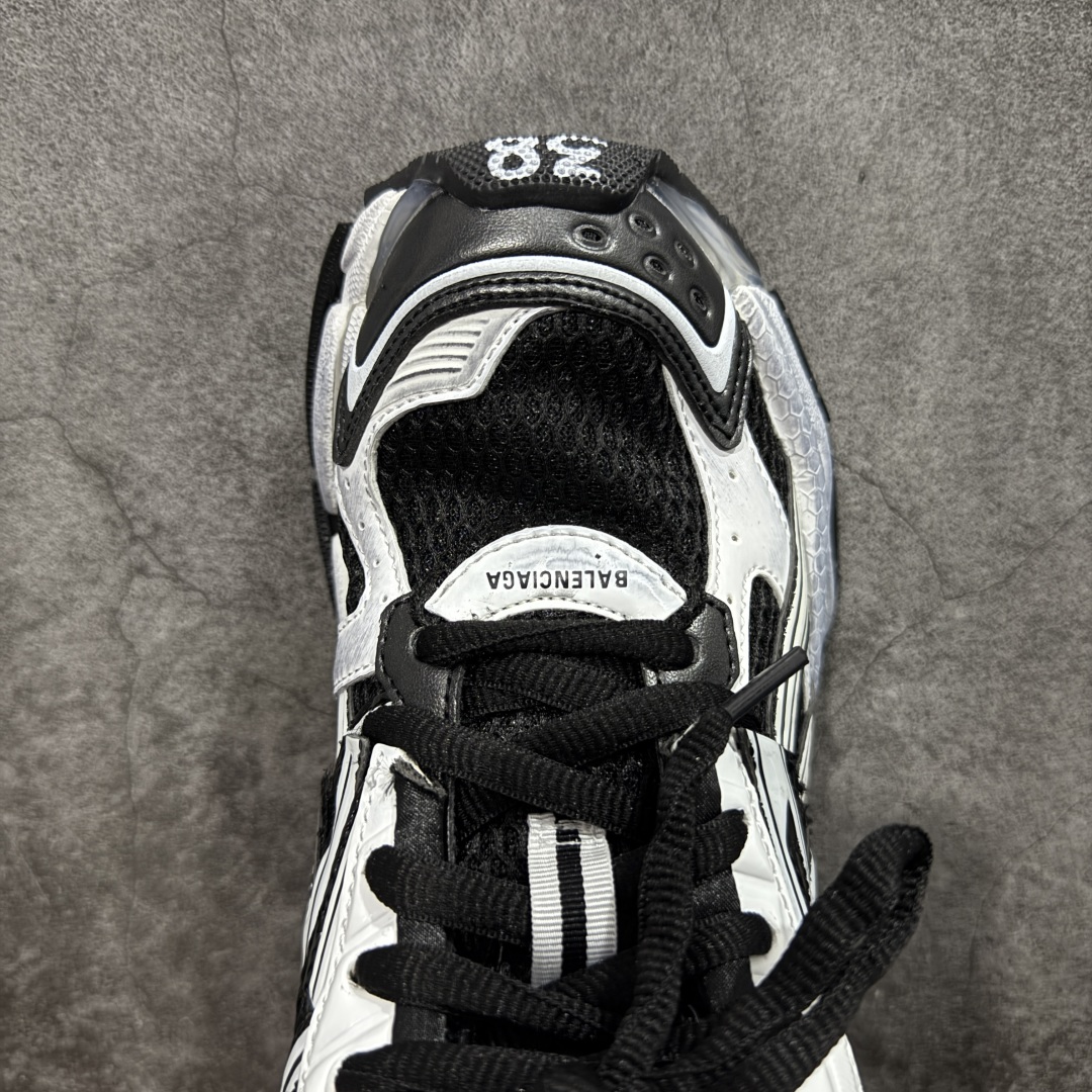 图片[5]-【Good纯原福利】Balenciaga Runner 巴黎世家七代复古老爹鞋 原市场5-600的货 顶级大厂出品 份量十足 售前售后保障到底 可退换 工厂白菜价清库存 价格相当给力 强推💪🏻 #全套原纸板楦头开发 #原盒原配 正确字体电绣 粗细、位置、大小正确 侧边TPU 透气孔匹配意产原版 #正确气垫分离大底 TPU软底 #原版一致大底LOGO 立体感十足 #原厂皮料水洗做旧 原厂纱网 外底正面压印BB标识 由176块饰片拼接而成的铰接式鞋面 侧面配金属质感网眼布 内面配有额外金属光泽饰件 包含1副鞋带和1副备用鞋带 后帮配有拉环鞋提 动态鞋底设计 为双脚带来后续的助力 尺码：35 36 37 38 39 40 41 42 43 44 45-选品中心