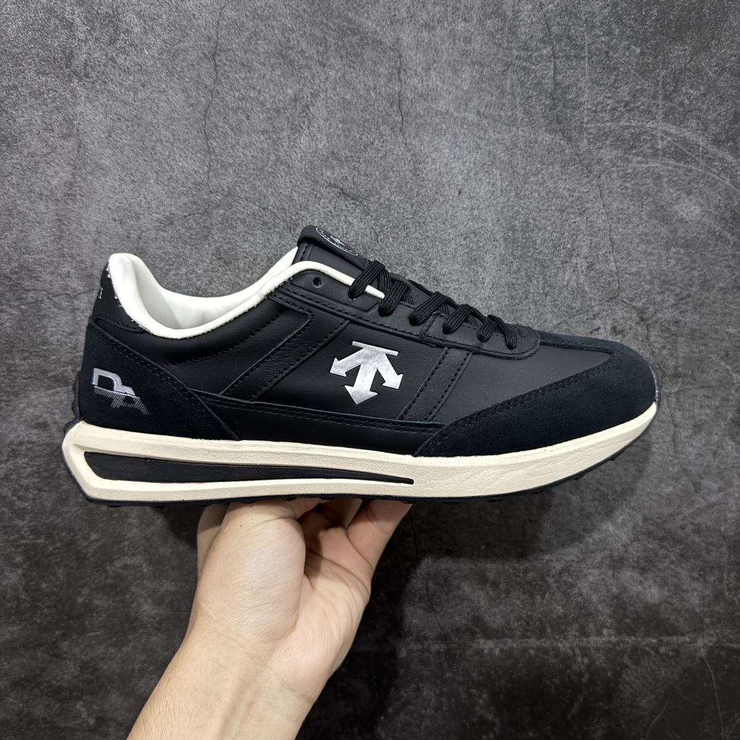 【莞产版】迪桑特DESCENTE Chron TRAINER 运动简约 低帮 生活休闲鞋 市面最优品质 区别市场版本 DESCENTE（迪桑特）创立于1935年，品牌名取自法语词汇，意为“滑降”。品牌箭头标识代表滑雪的三种技术“高速直线滑行”、“穿越”和“侧滑”，也寓意品牌在打造高端专业运动产品中不断追求完美的创新精神，致力于成为中国高端专业滑雪、综训、女子、铁人三项、高尔夫的第一品牌。 尺码：36 36.5 37 38 38.5 39 40 40.5 41 42 42.5 43 44 44.5 45-选品中心