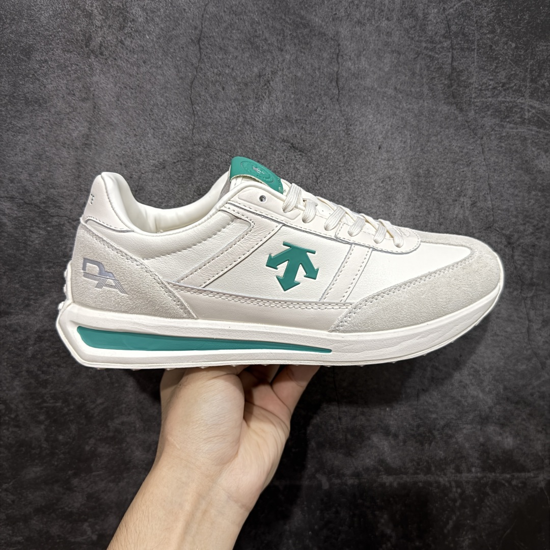 【莞产版】迪桑特DESCENTE Chron TRAINER 运动简约 低帮 生活休闲鞋 市面最优品质 区别市场版本 DESCENTE（迪桑特）创立于1935年，品牌名取自法语词汇，意为“滑降”。品牌箭头标识代表滑雪的三种技术“高速直线滑行”、“穿越”和“侧滑”，也寓意品牌在打造高端专业运动产品中不断追求完美的创新精神，致力于成为中国高端专业滑雪、综训、女子、铁人三项、高尔夫的第一品牌。 尺码：36 36.5 37 38 38.5 39 40 40.5 41 42 42.5 43 44 44.5 45-选品中心