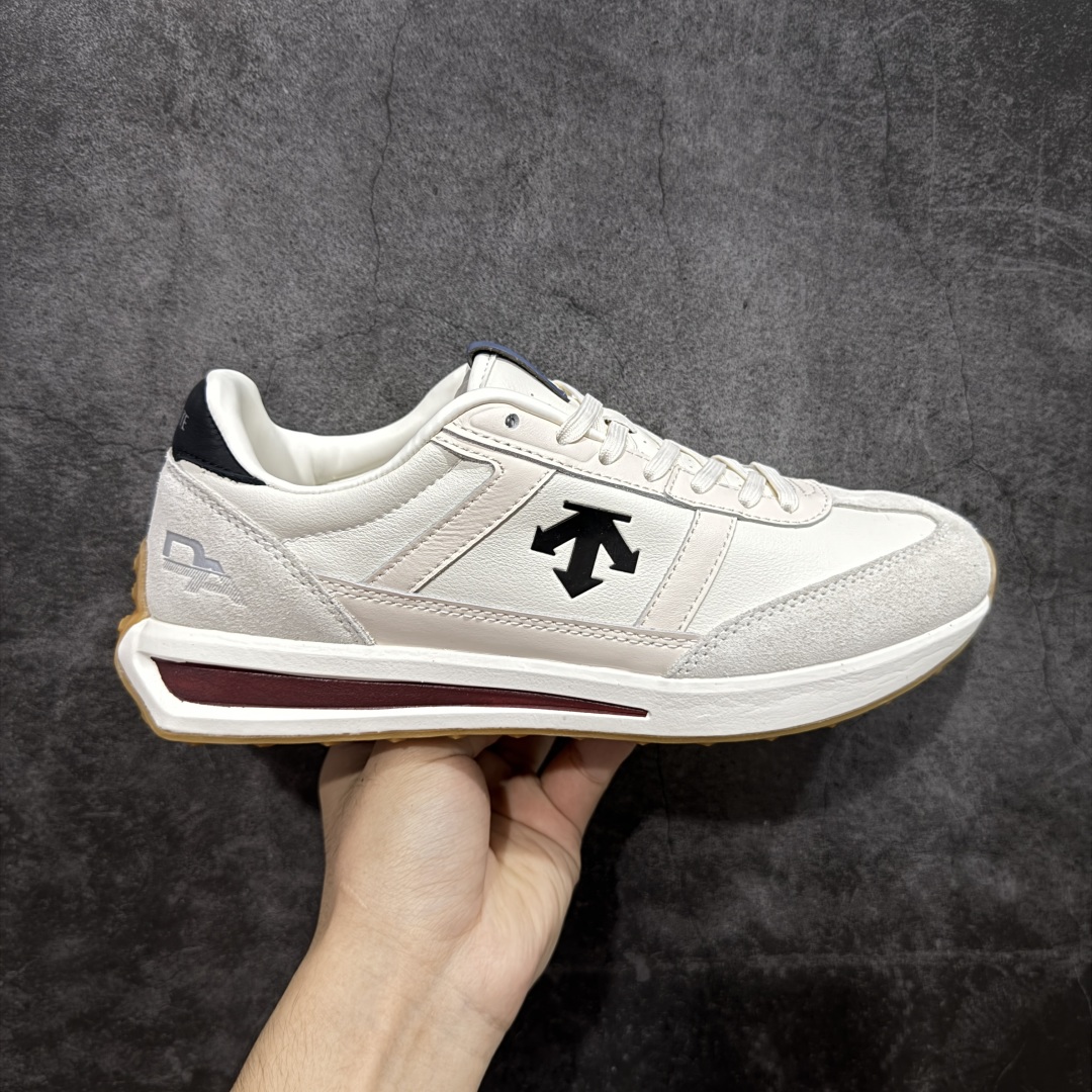 【莞产版】迪桑特DESCENTE Chron TRAINER 运动简约 低帮 生活休闲鞋 市面最优品质 区别市场版本 DESCENTE（迪桑特）创立于1935年，品牌名取自法语词汇，意为“滑降”。品牌箭头标识代表滑雪的三种技术“高速直线滑行”、“穿越”和“侧滑”，也寓意品牌在打造高端专业运动产品中不断追求完美的创新精神，致力于成为中国高端专业滑雪、综训、女子、铁人三项、高尔夫的第一品牌。 尺码：36 36.5 37 38 38.5 39 40 40.5 41 42 42.5 43 44 44.5 45-选品中心