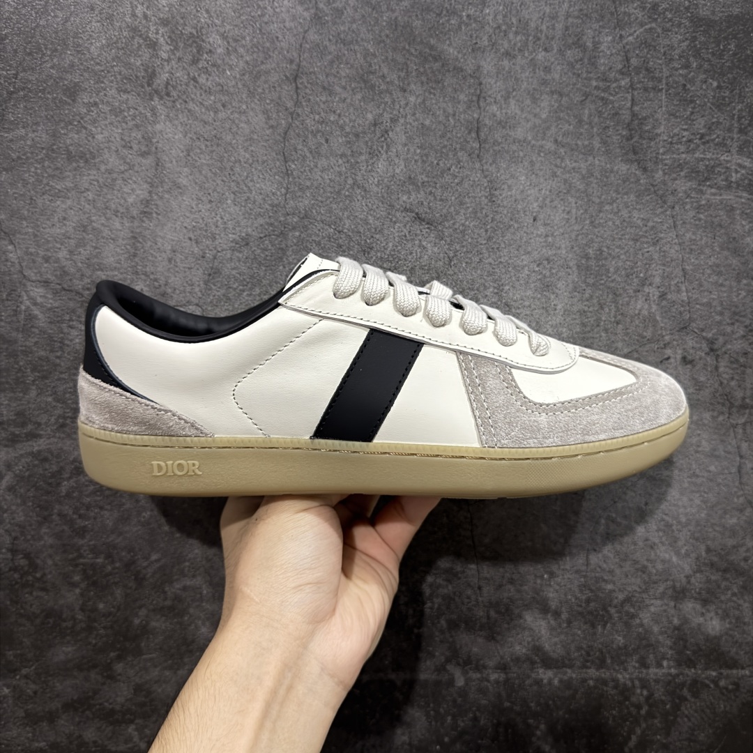 【纯原H版】DIOR迪奥 B01 Matchpoint 牛皮革 圆头扁形鞋带、低帮板鞋 大厂出品 良心品质 一比一打造 鞋面内里全是头层牛皮 Tpu大底 牛皮成型垫PU垫底 市场顶级版本 标志着Dior经典款式的回归,以时尚优雅的廓形重新诠释。采用光滑皮革精心制作,鞋舌和内部侧面饰以Dior标志,鞋后跟处饰以CDIcon标志。搭配同色调橡胶鞋底点缀以Dior标志,可与Dior Icons限定 的各式造型搭配,打造精致造型。 颜色：白、黑、灰三色 尺码：40-44 偏大半码-选品中心