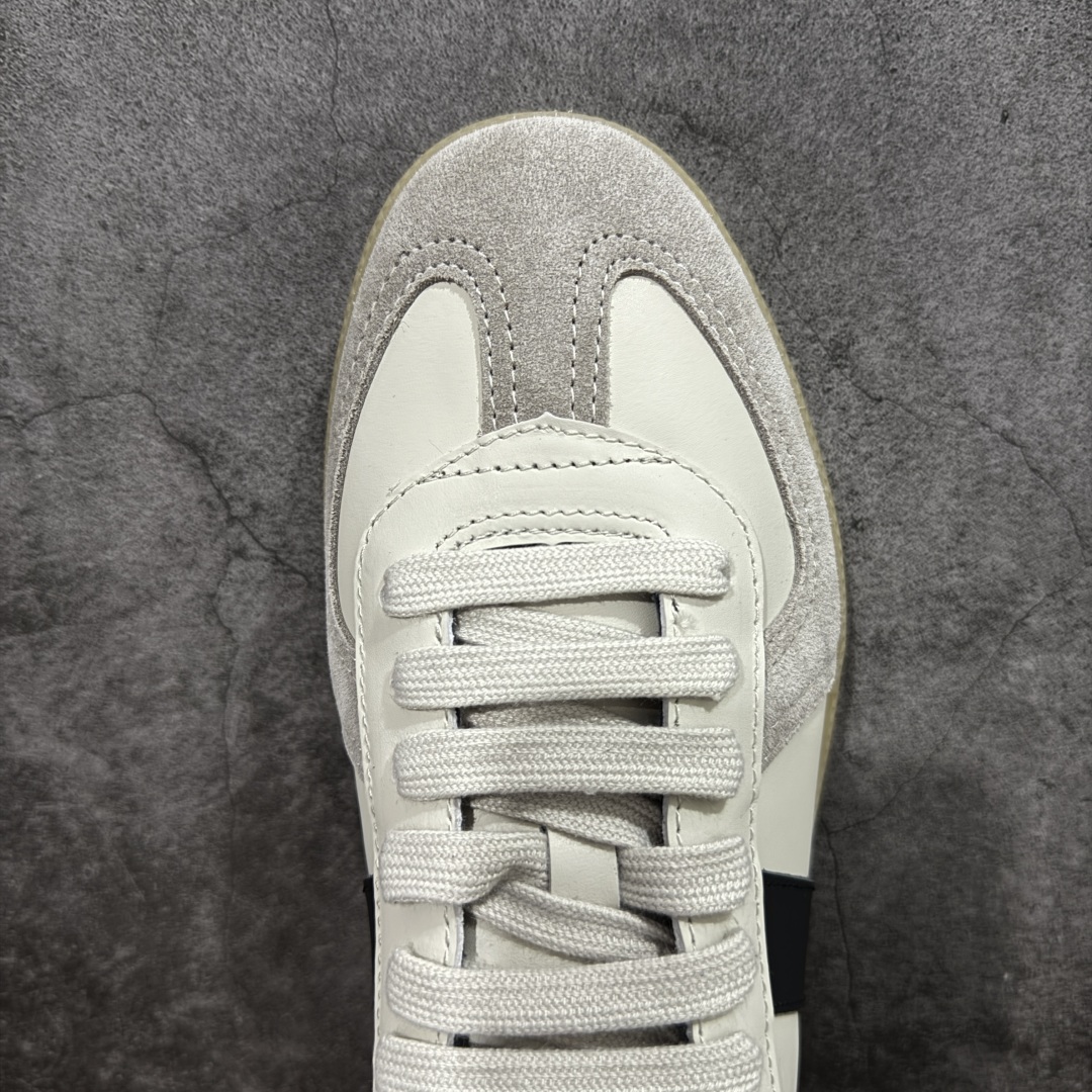 图片[5]-【纯原H版】DIOR迪奥 B01 Matchpoint 牛皮革 圆头扁形鞋带、低帮板鞋 大厂出品 良心品质 一比一打造 鞋面内里全是头层牛皮 Tpu大底 牛皮成型垫PU垫底 市场顶级版本 标志着Dior经典款式的回归,以时尚优雅的廓形重新诠释。采用光滑皮革精心制作,鞋舌和内部侧面饰以Dior标志,鞋后跟处饰以CDIcon标志。搭配同色调橡胶鞋底点缀以Dior标志,可与Dior Icons限定 的各式造型搭配,打造精致造型。 颜色：白、黑、灰三色 尺码：40-44 偏大半码-选品中心