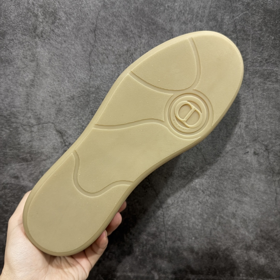 图片[9]-【纯原H版】DIOR迪奥 B01 Matchpoint 牛皮革 圆头扁形鞋带、低帮板鞋 大厂出品 良心品质 一比一打造 鞋面内里全是头层牛皮 Tpu大底 牛皮成型垫PU垫底 市场顶级版本 标志着Dior经典款式的回归,以时尚优雅的廓形重新诠释。采用光滑皮革精心制作,鞋舌和内部侧面饰以Dior标志,鞋后跟处饰以CDIcon标志。搭配同色调橡胶鞋底点缀以Dior标志,可与Dior Icons限定 的各式造型搭配,打造精致造型。 颜色：白、黑、灰三色 尺码：40-44 偏大半码-选品中心