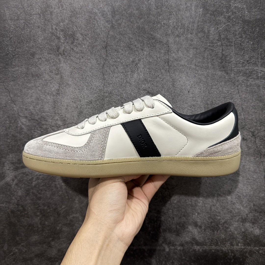 图片[2]-【纯原H版】DIOR迪奥 B01 Matchpoint 牛皮革 圆头扁形鞋带、低帮板鞋 大厂出品 良心品质 一比一打造 鞋面内里全是头层牛皮 Tpu大底 牛皮成型垫PU垫底 市场顶级版本 标志着Dior经典款式的回归,以时尚优雅的廓形重新诠释。采用光滑皮革精心制作,鞋舌和内部侧面饰以Dior标志,鞋后跟处饰以CDIcon标志。搭配同色调橡胶鞋底点缀以Dior标志,可与Dior Icons限定 的各式造型搭配,打造精致造型。 颜色：白、黑、灰三色 尺码：40-44 偏大半码-选品中心