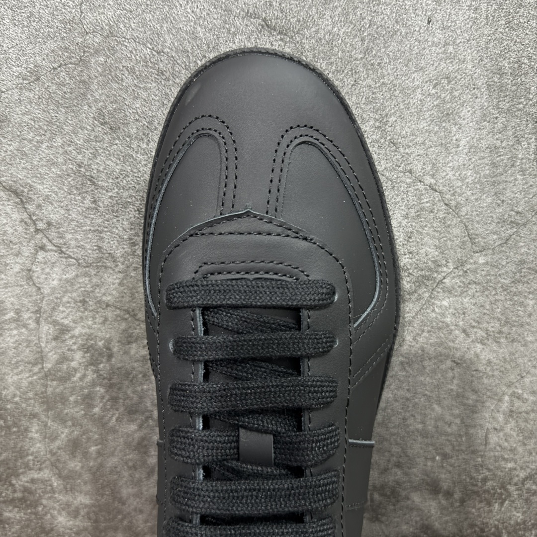 图片[5]-【纯原H版】DIOR迪奥 B01 Matchpoint 牛皮革 圆头扁形鞋带、低帮板鞋 大厂出品 良心品质 一比一打造 鞋面内里全是头层牛皮 Tpu大底 牛皮成型垫PU垫底 市场顶级版本 标志着Dior经典款式的回归,以时尚优雅的廓形重新诠释。采用光滑皮革精心制作,鞋舌和内部侧面饰以Dior标志,鞋后跟处饰以CDIcon标志。搭配同色调橡胶鞋底点缀以Dior标志,可与Dior Icons限定 的各式造型搭配,打造精致造型。 颜色：白、黑、灰三色 尺码：40-44 偏大半码-选品中心