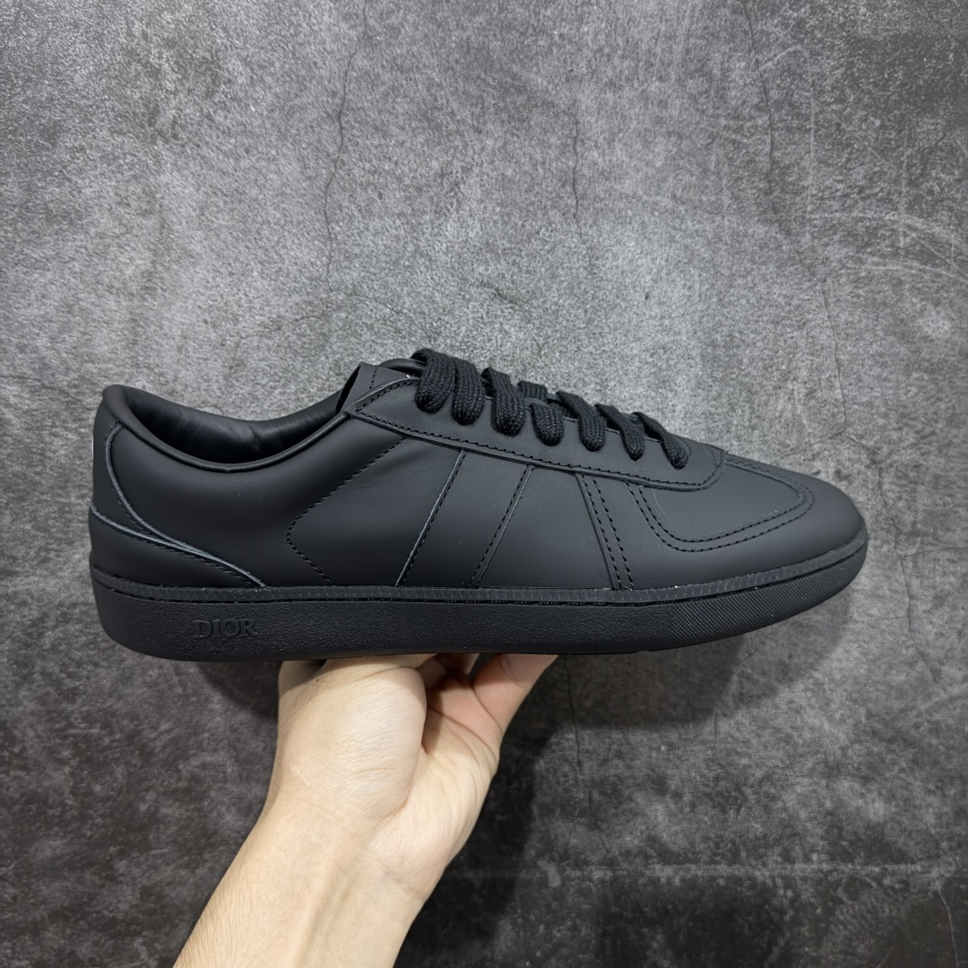 【纯原H版】DIOR迪奥 B01 Matchpoint 牛皮革 圆头扁形鞋带、低帮板鞋 大厂出品 良心品质 一比一打造 鞋面内里全是头层牛皮 Tpu大底 牛皮成型垫PU垫底 市场顶级版本 标志着Dior经典款式的回归,以时尚优雅的廓形重新诠释。采用光滑皮革精心制作,鞋舌和内部侧面饰以Dior标志,鞋后跟处饰以CDIcon标志。搭配同色调橡胶鞋底点缀以Dior标志,可与Dior Icons限定 的各式造型搭配,打造精致造型。 颜色：白、黑、灰三色 尺码：40-44 偏大半码-选品中心